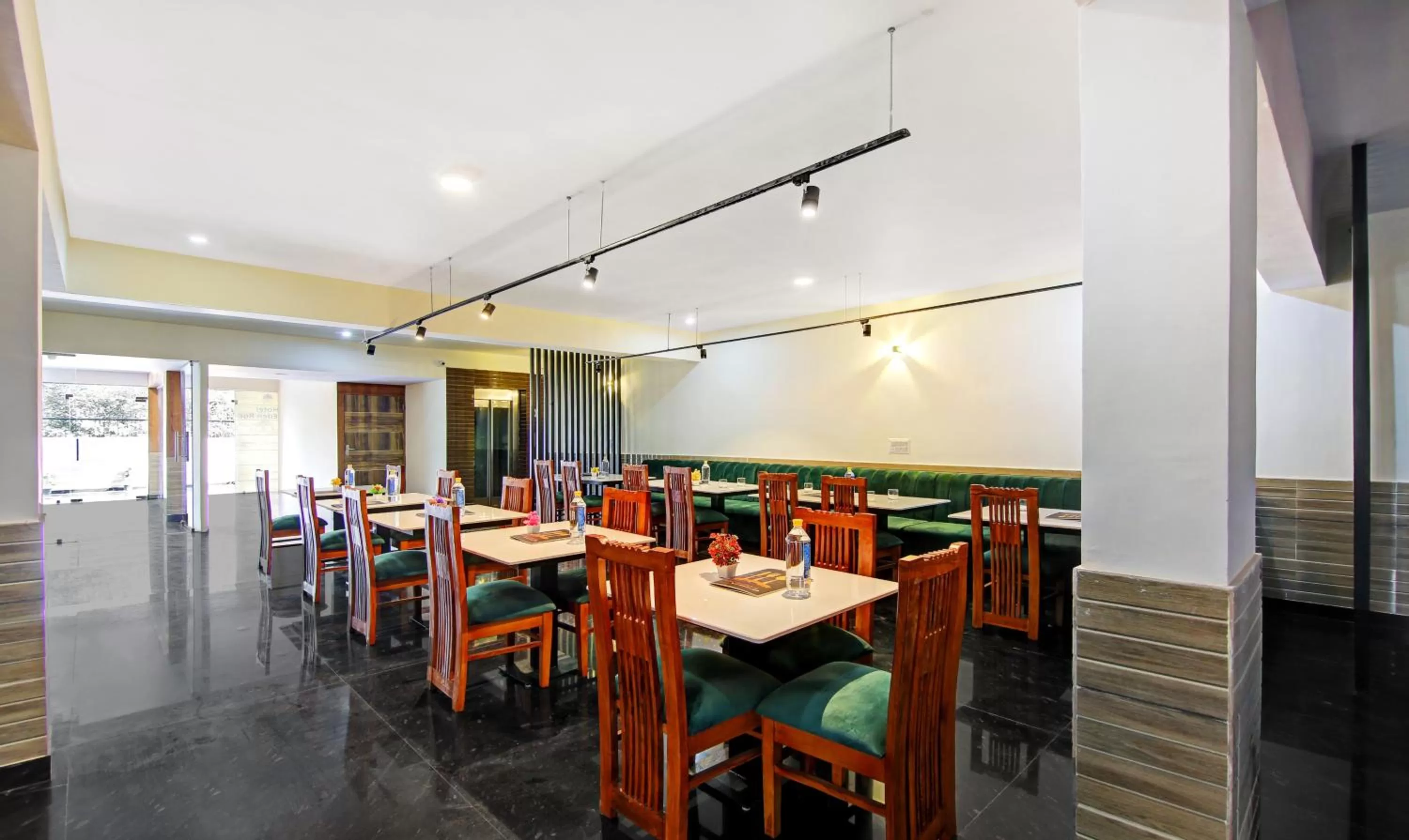 Restaurant/places to eat in Treebo The Eden Roc