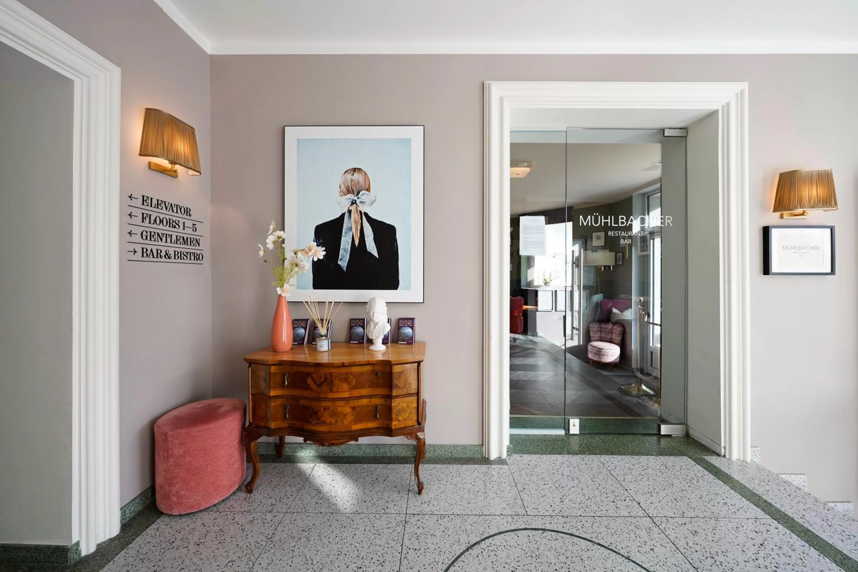 Lobby or reception in numa l Mozart