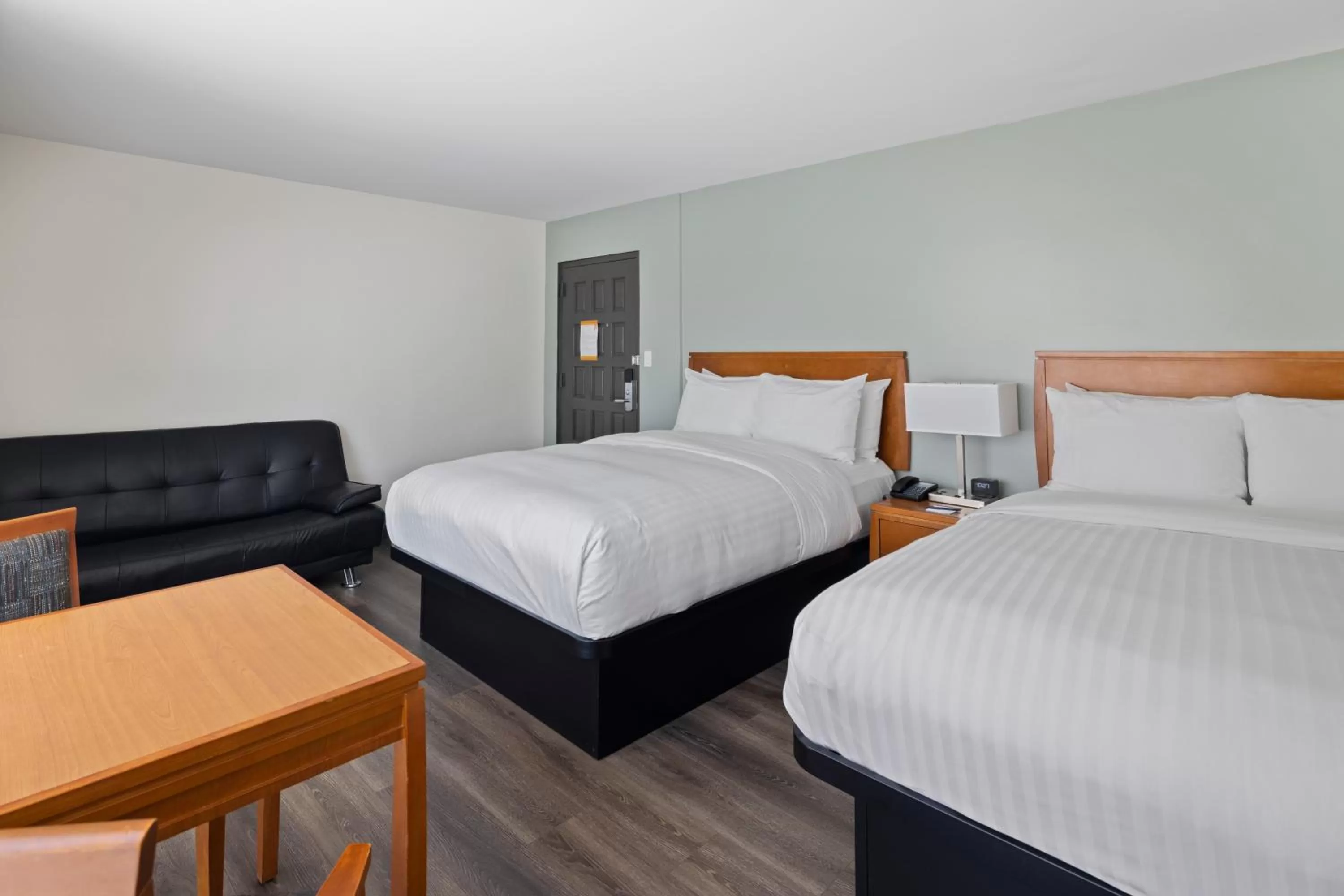 Bedroom, Bed in Vagabond Inn Glendale