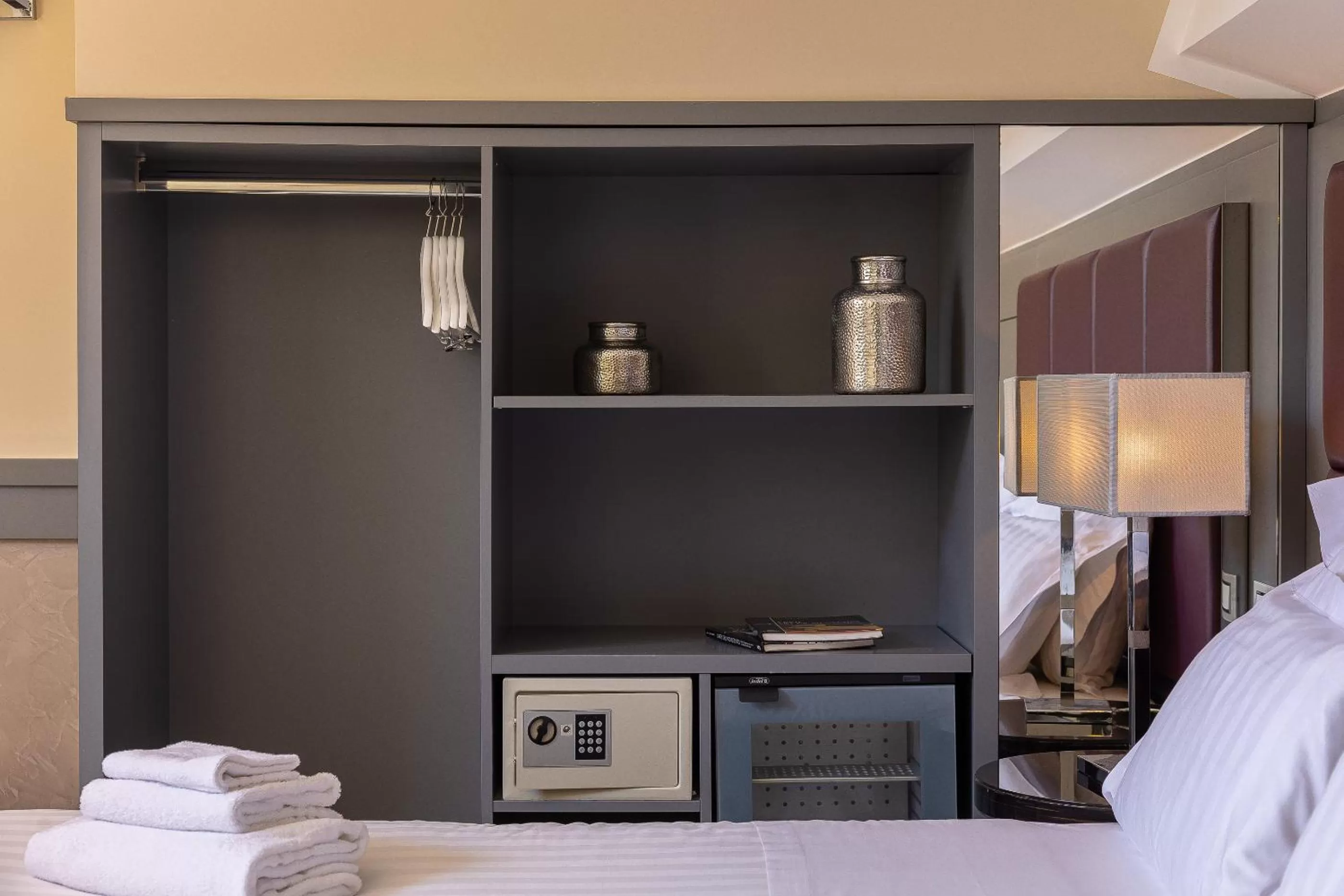 wardrobe, Bed in Hotel Castellino Roma