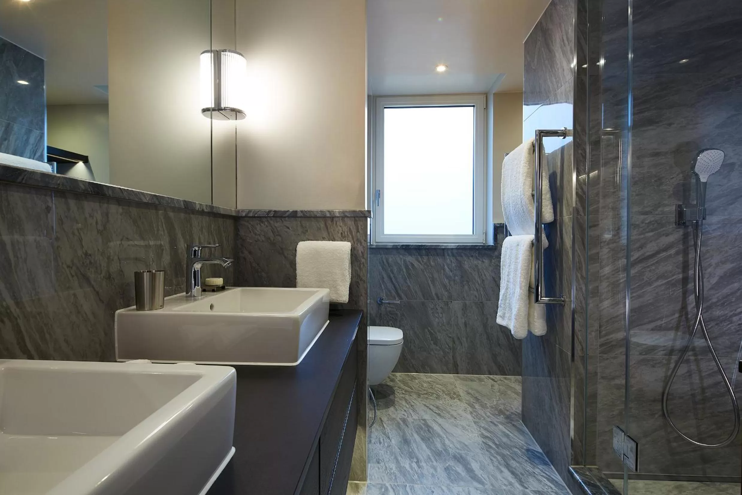 Shower in Cheval Gloucester Park at Kensington