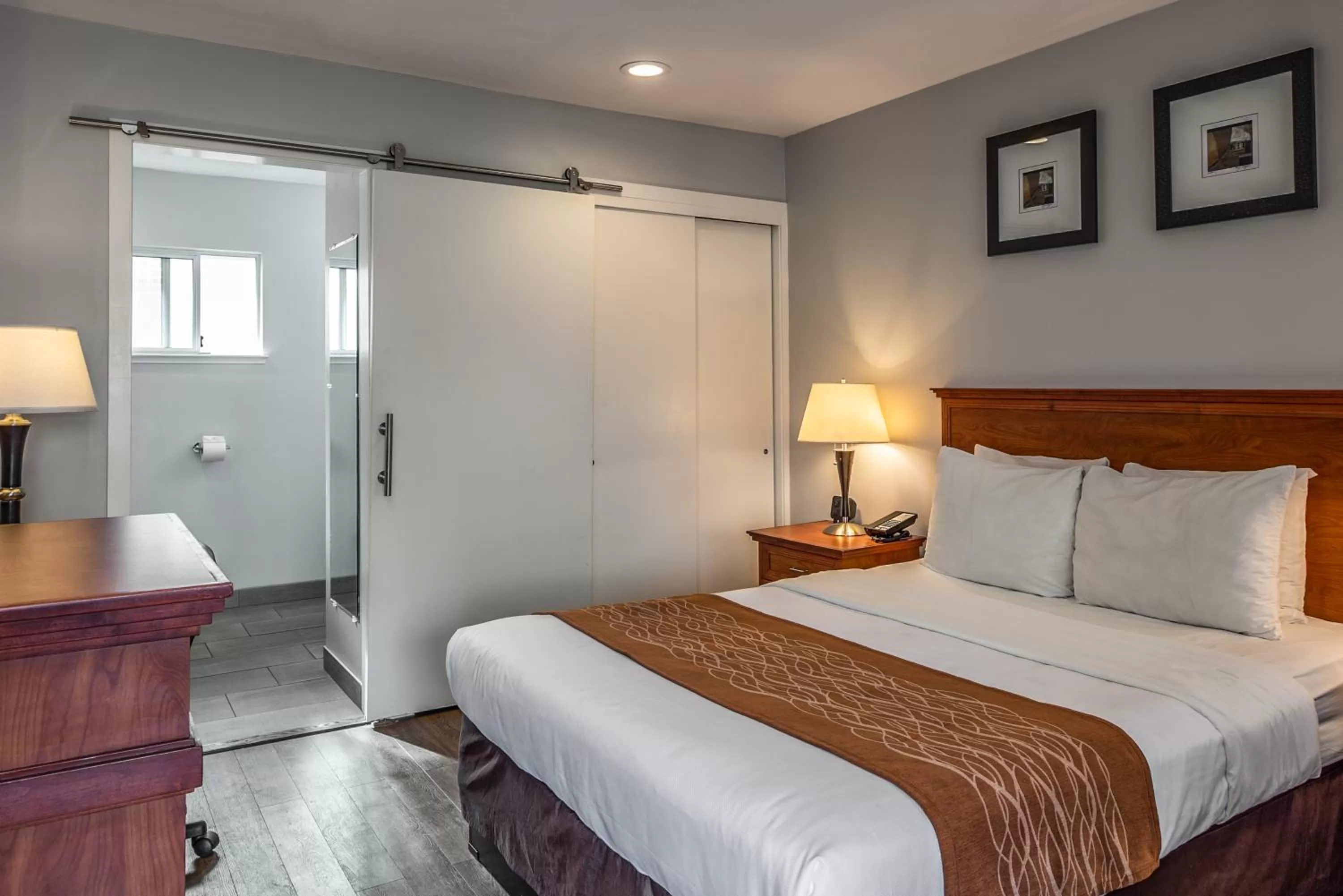 Photo of the whole room, Bed in The Inn at 1252 Monterey