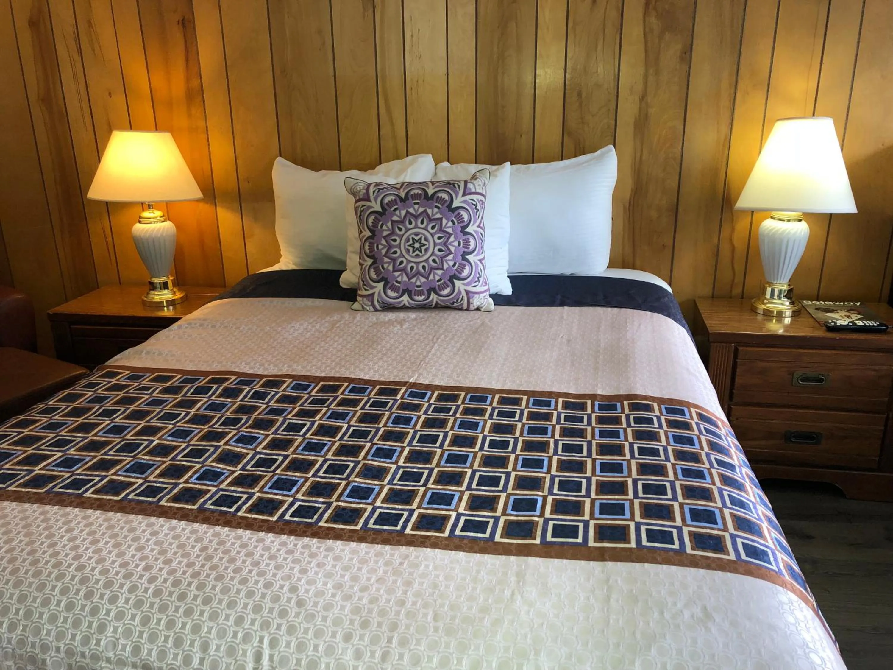 Bed in Cedar Inn & Suites