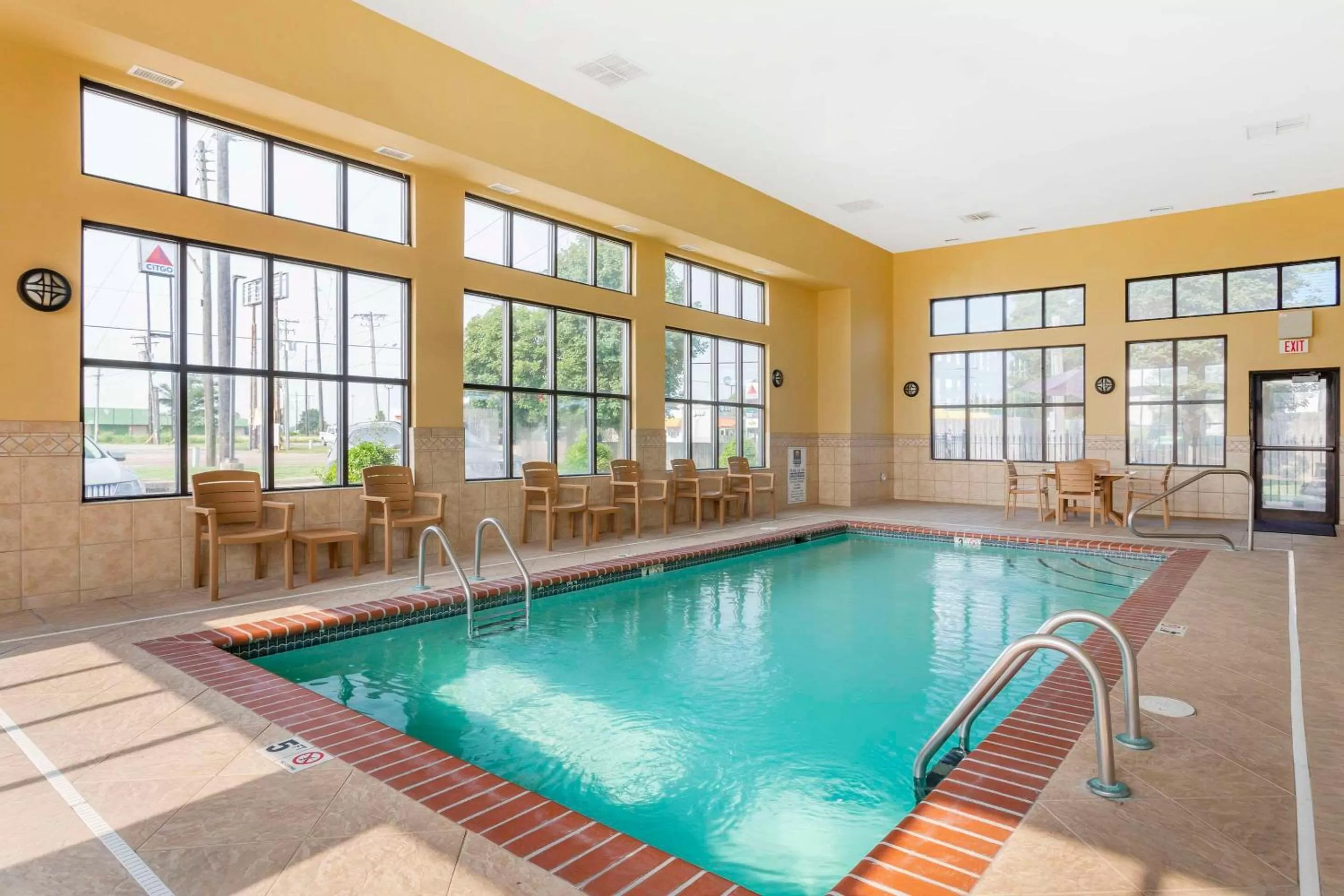 Swimming pool in Comfort Inn & Suites Blytheville