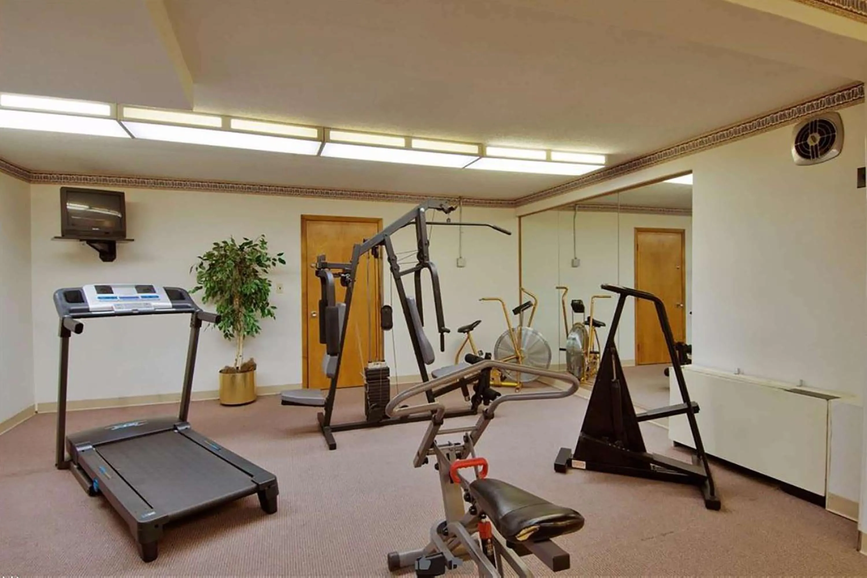 Fitness centre/facilities in Travelodge by Wyndham Cleveland Airport