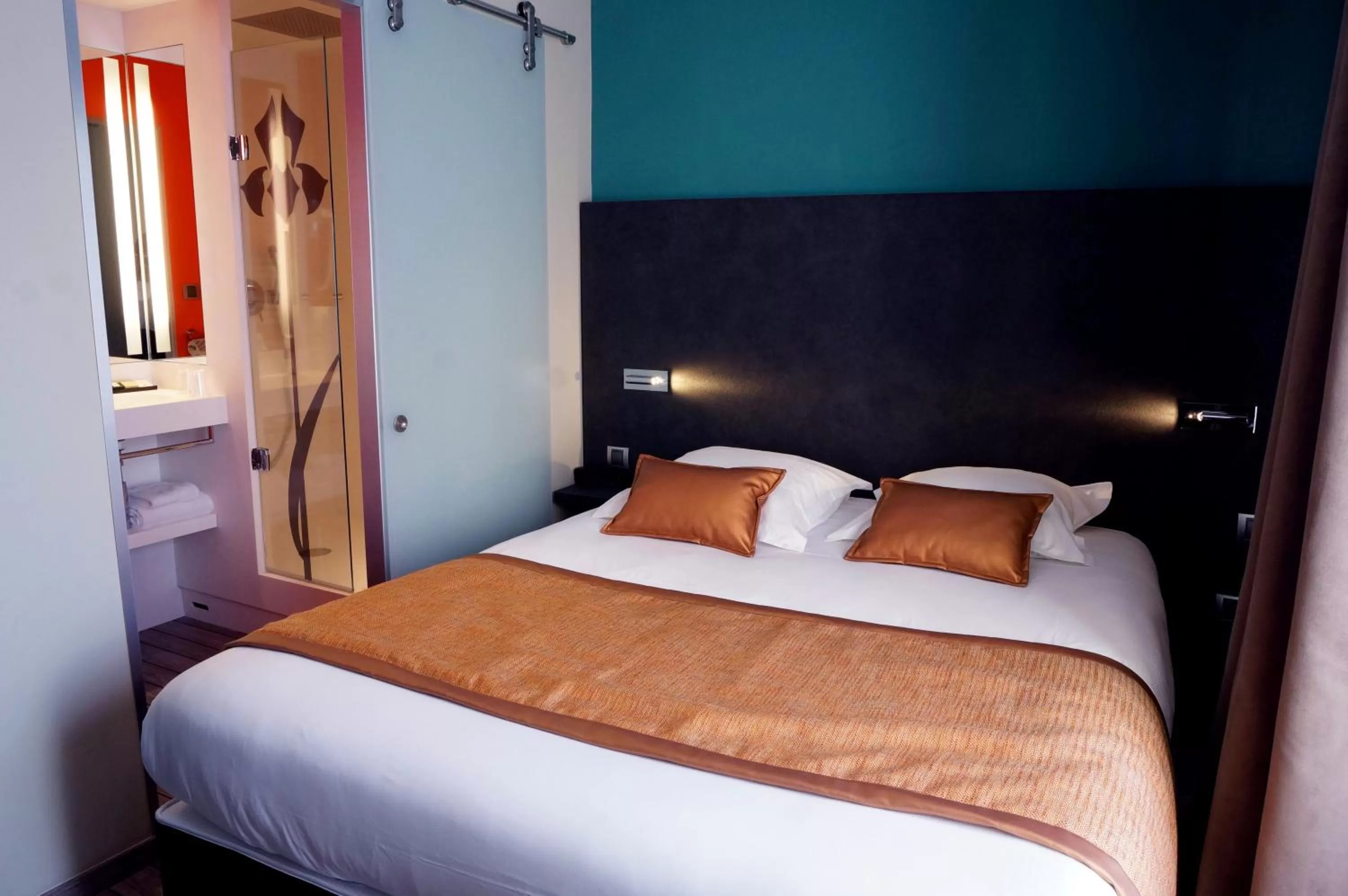 Photo of the whole room, Bed in LOGIS Hôtel de Bourgogne - Mâcon