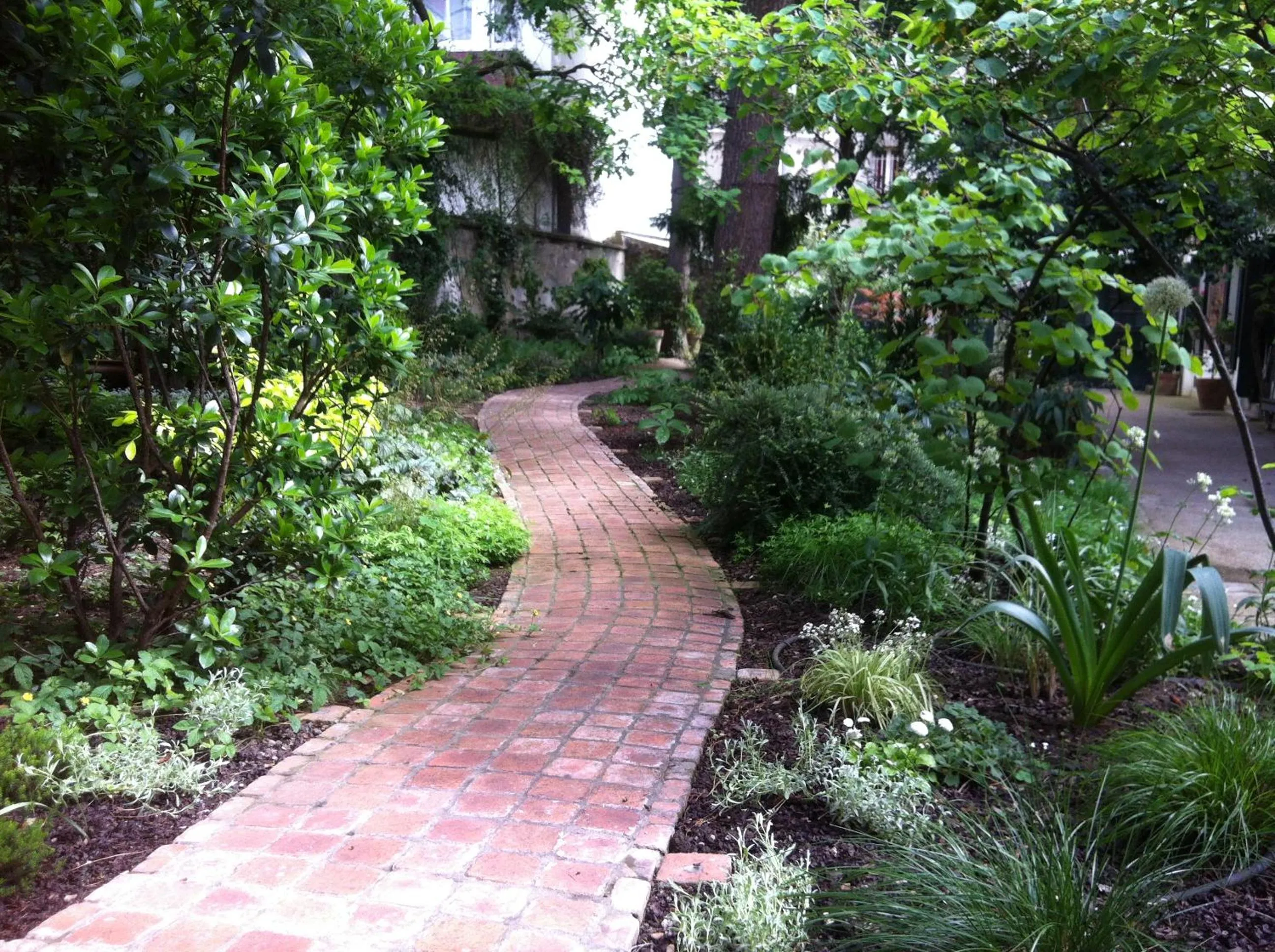 Garden in Eden Lodge Paris