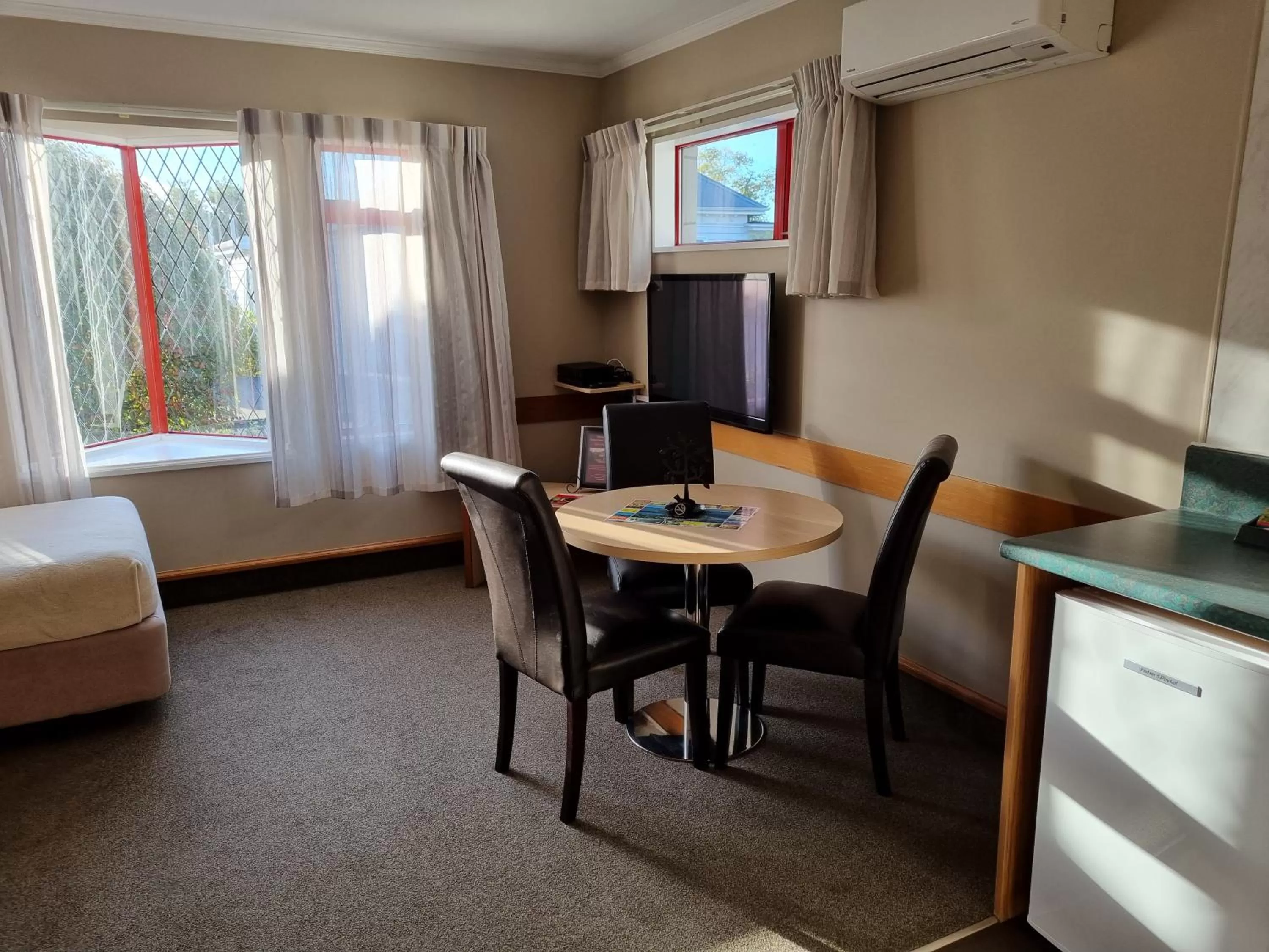 Dining area, Bed in Amross Court