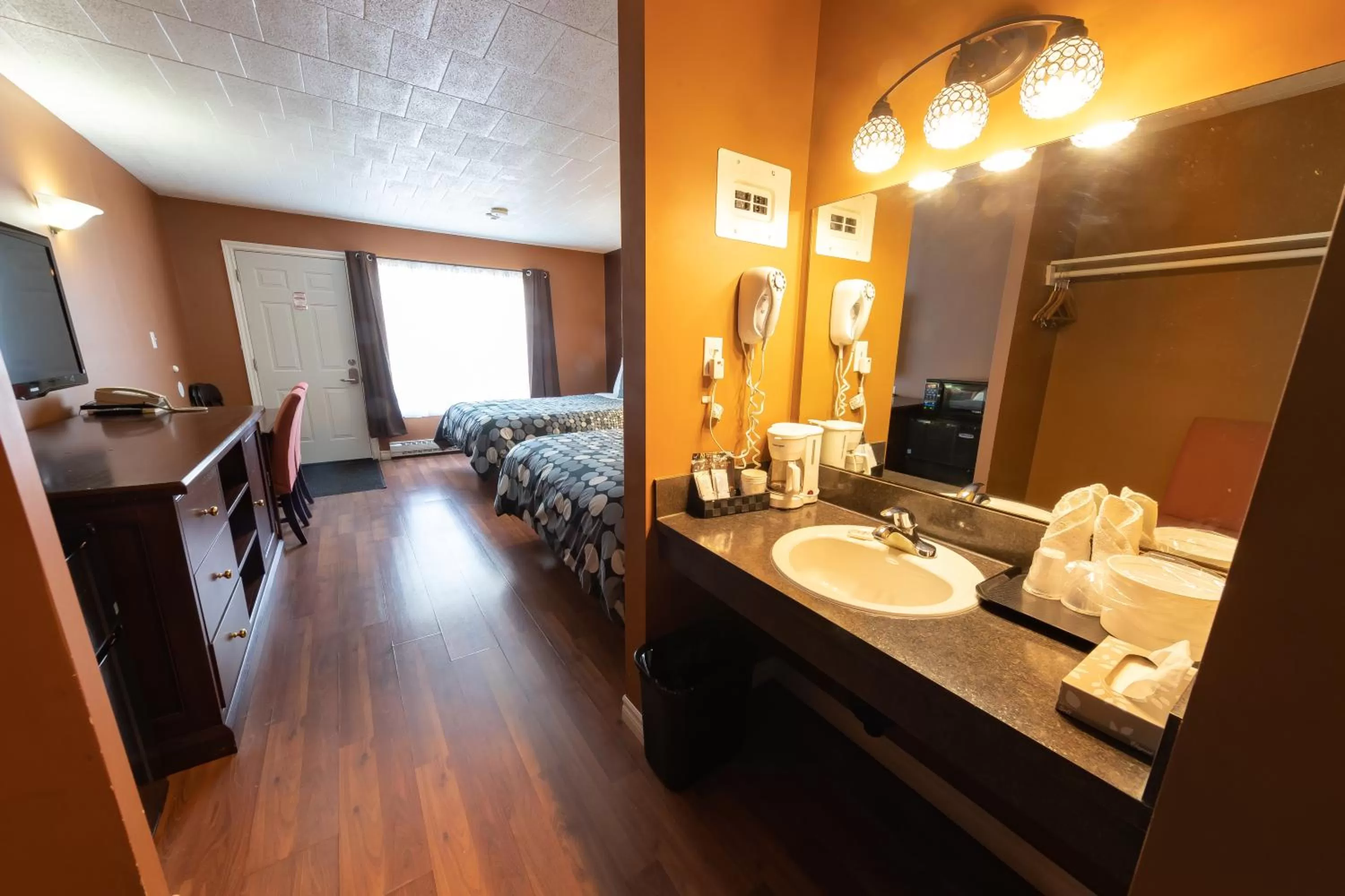 Bed in Villager Lodge Niagara Falls