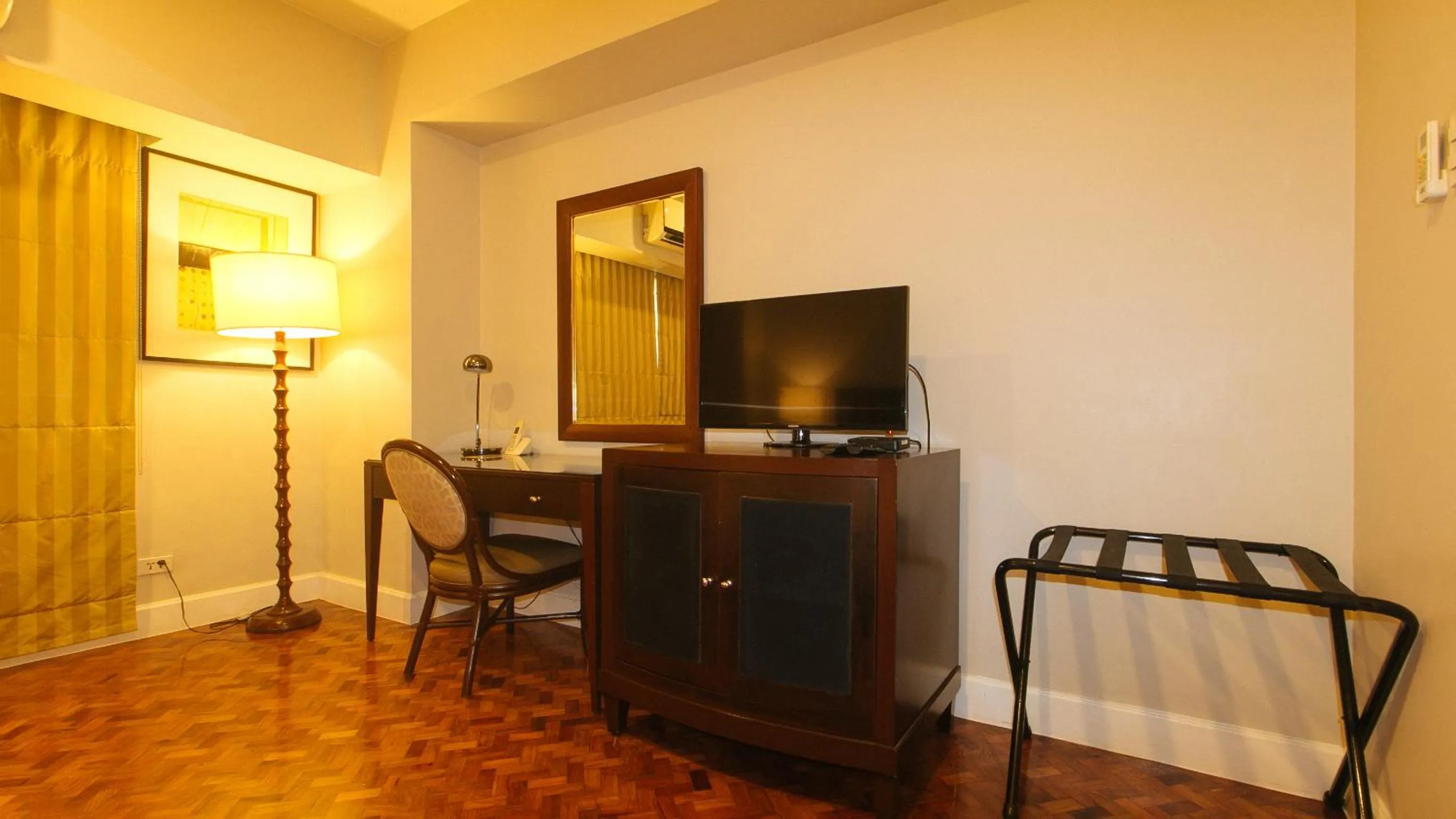 Communal lounge/ TV room in RedDoorz Premium at The Residences Olympia Makati