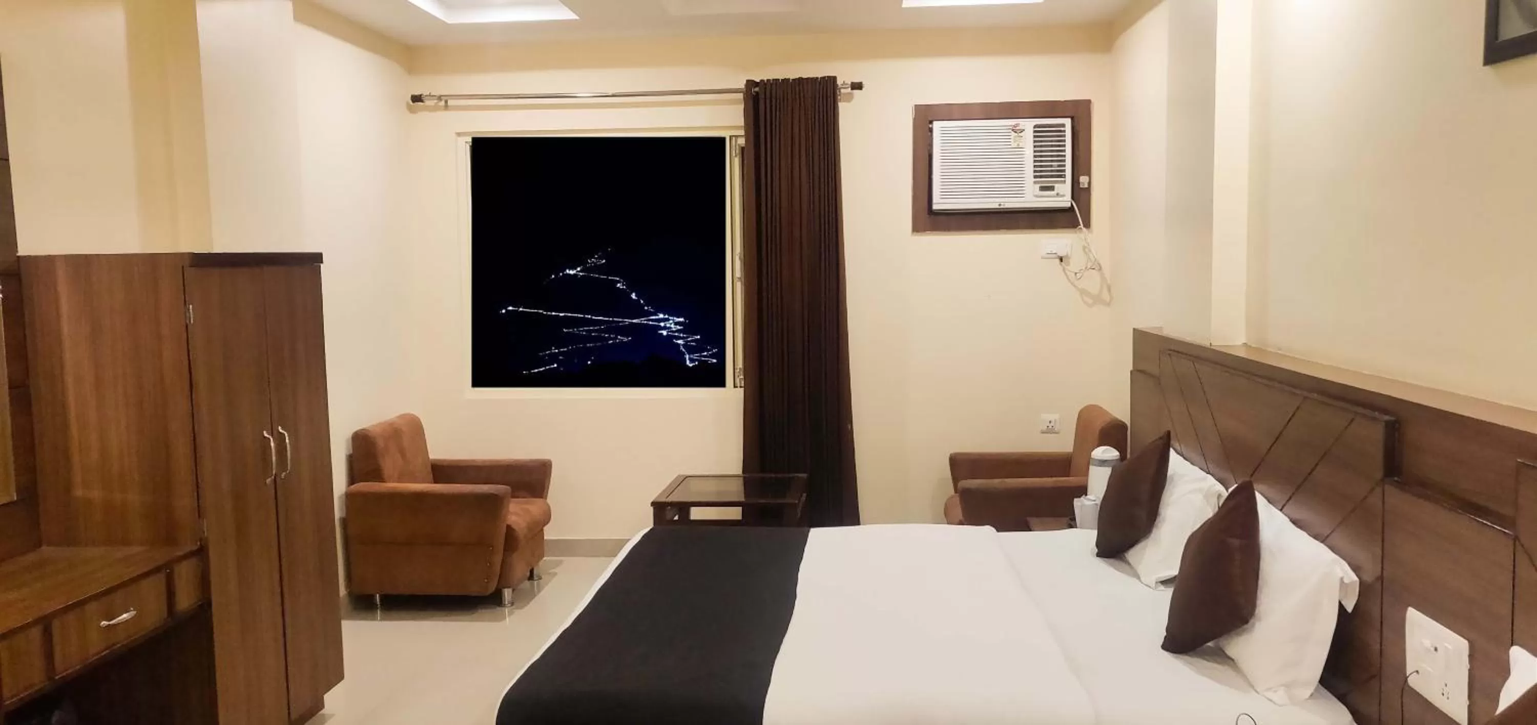 View (from property/room), Bed in Hotel The Vaishno Devi Hills