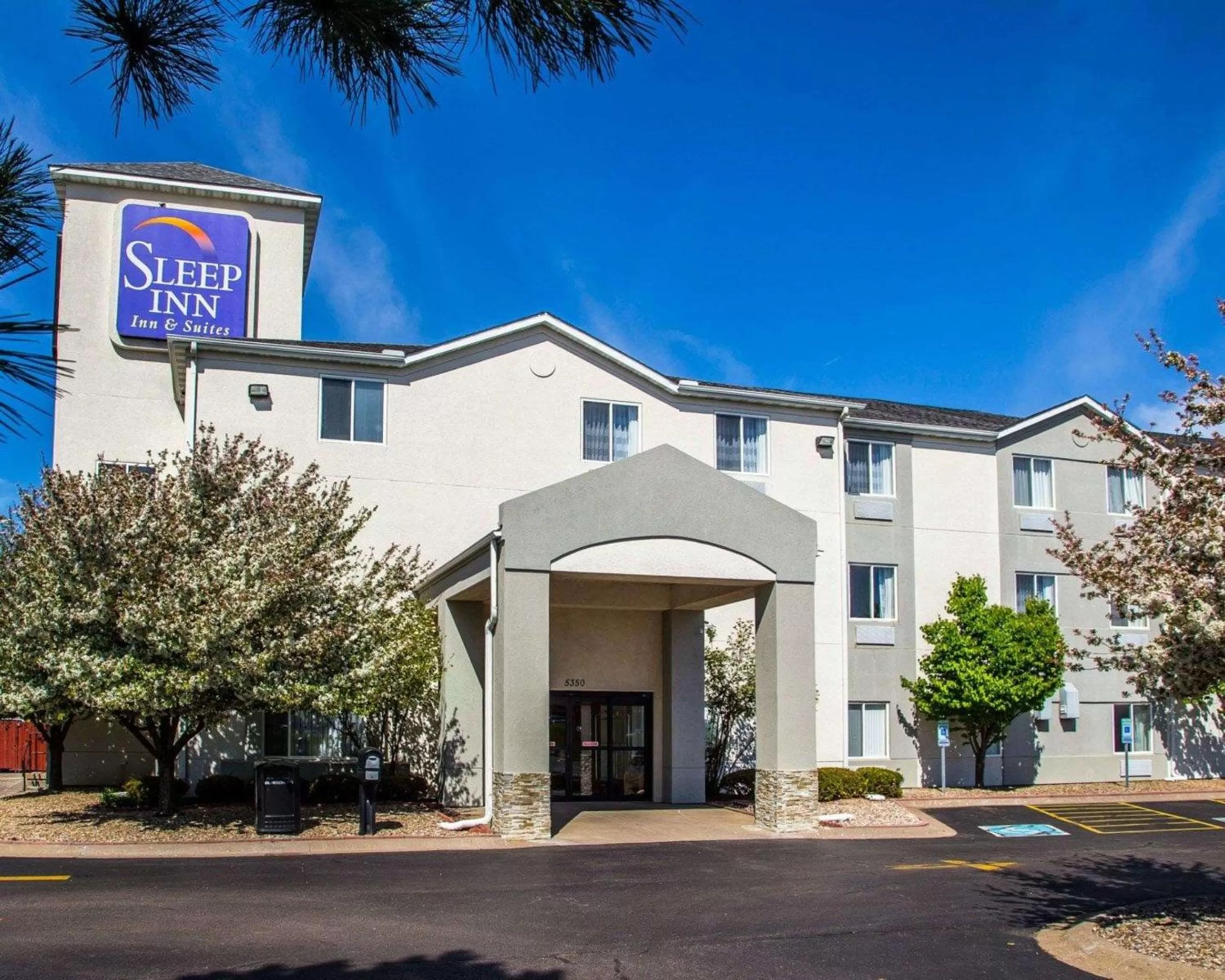 Property building in Sleep Inn & Suites Davenport - Quad Cities