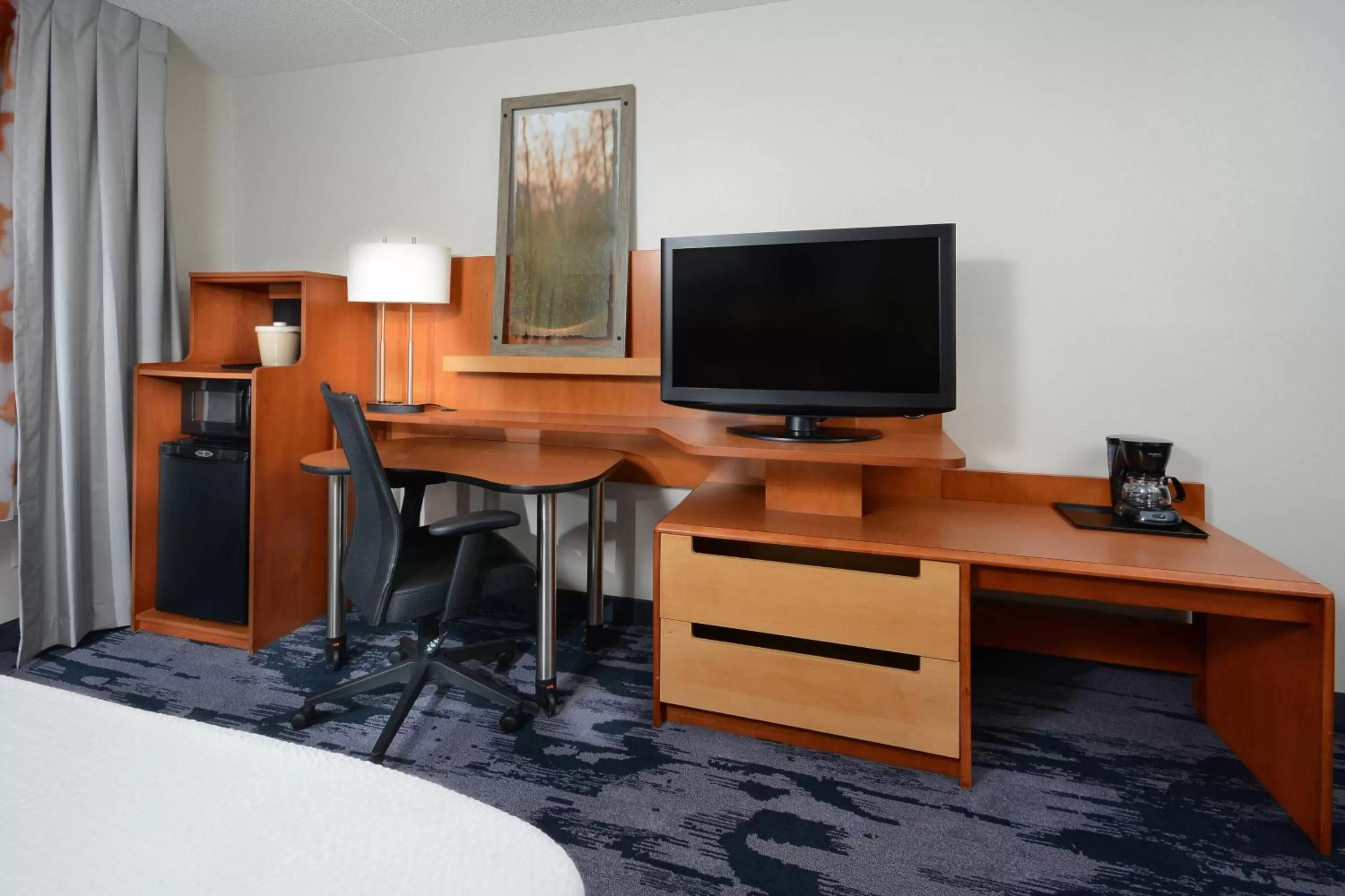 Photo of the whole room, Bed in Fairfield Inn & Suites by Marriott Charlottesville North