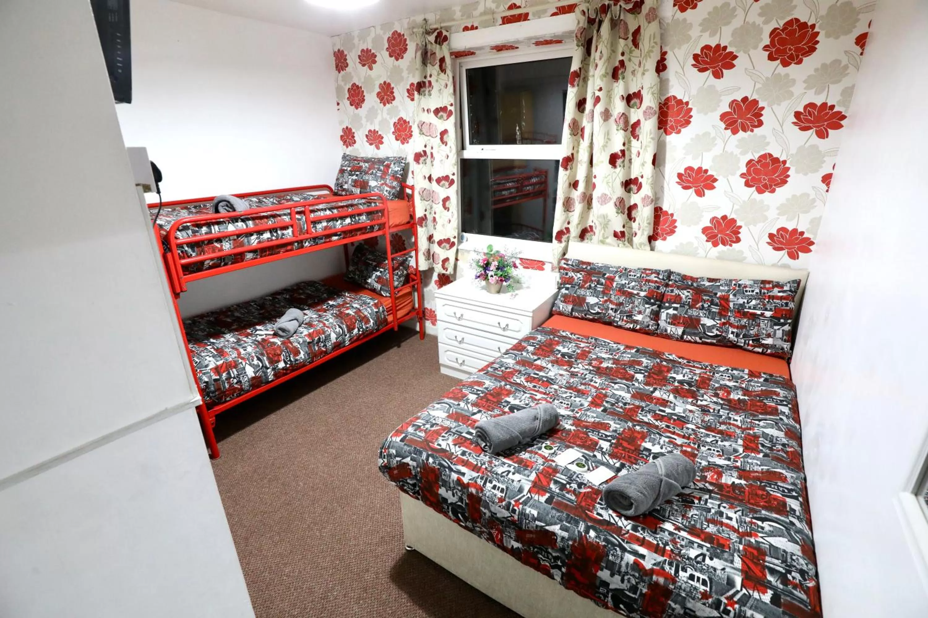 Photo of the whole room, Bed in Blackpool Central Hotel