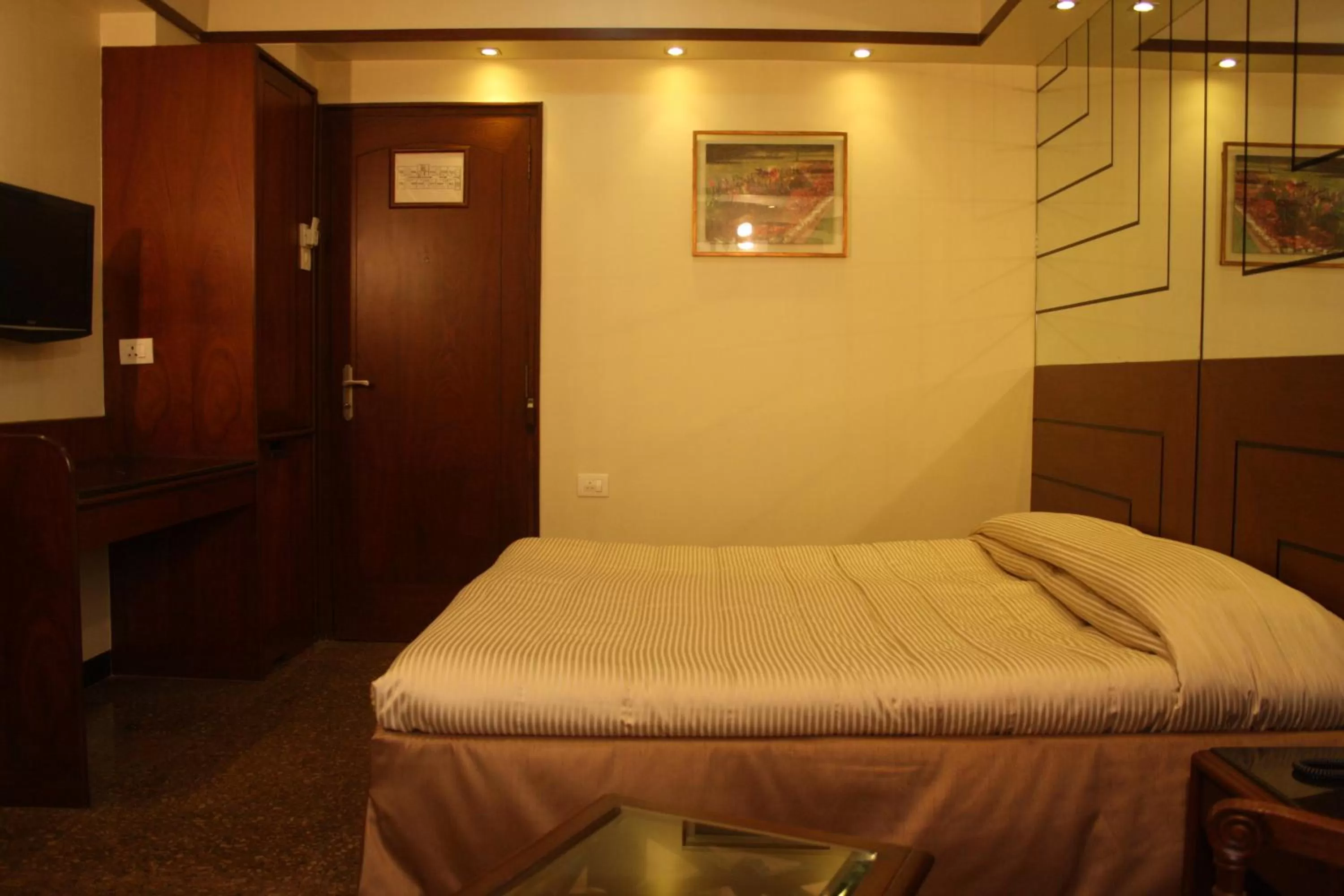 Bed in Hotel Karl Residency