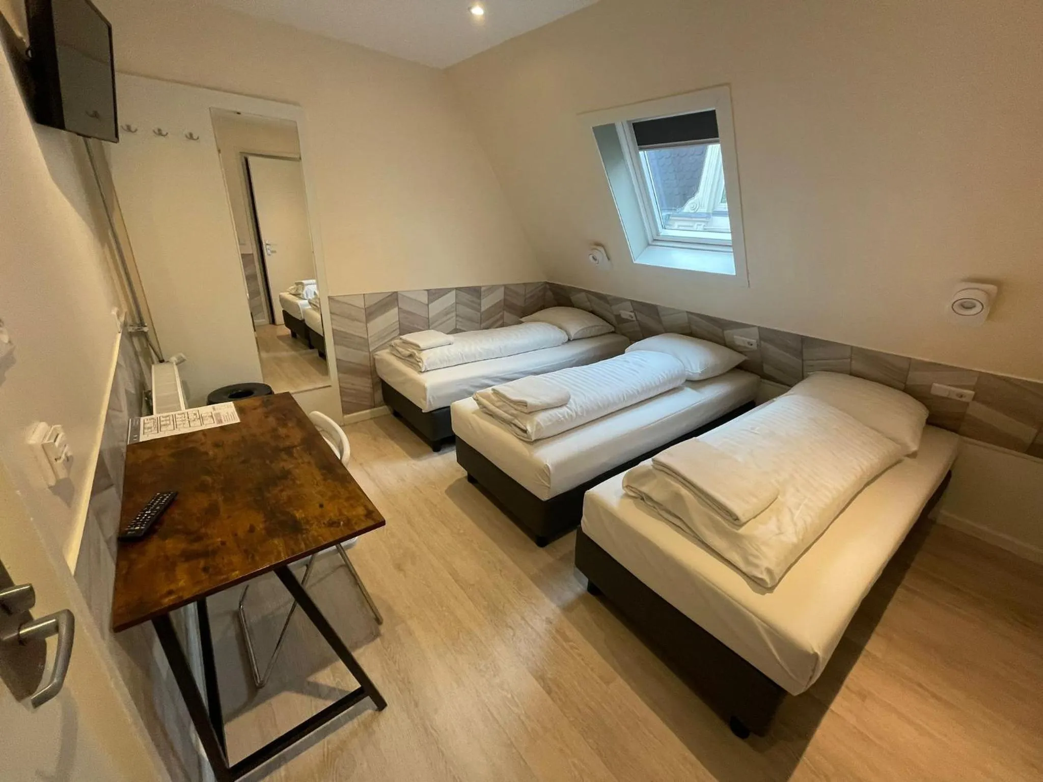 Photo of the whole room, Bed in Hotel Damrak Inn