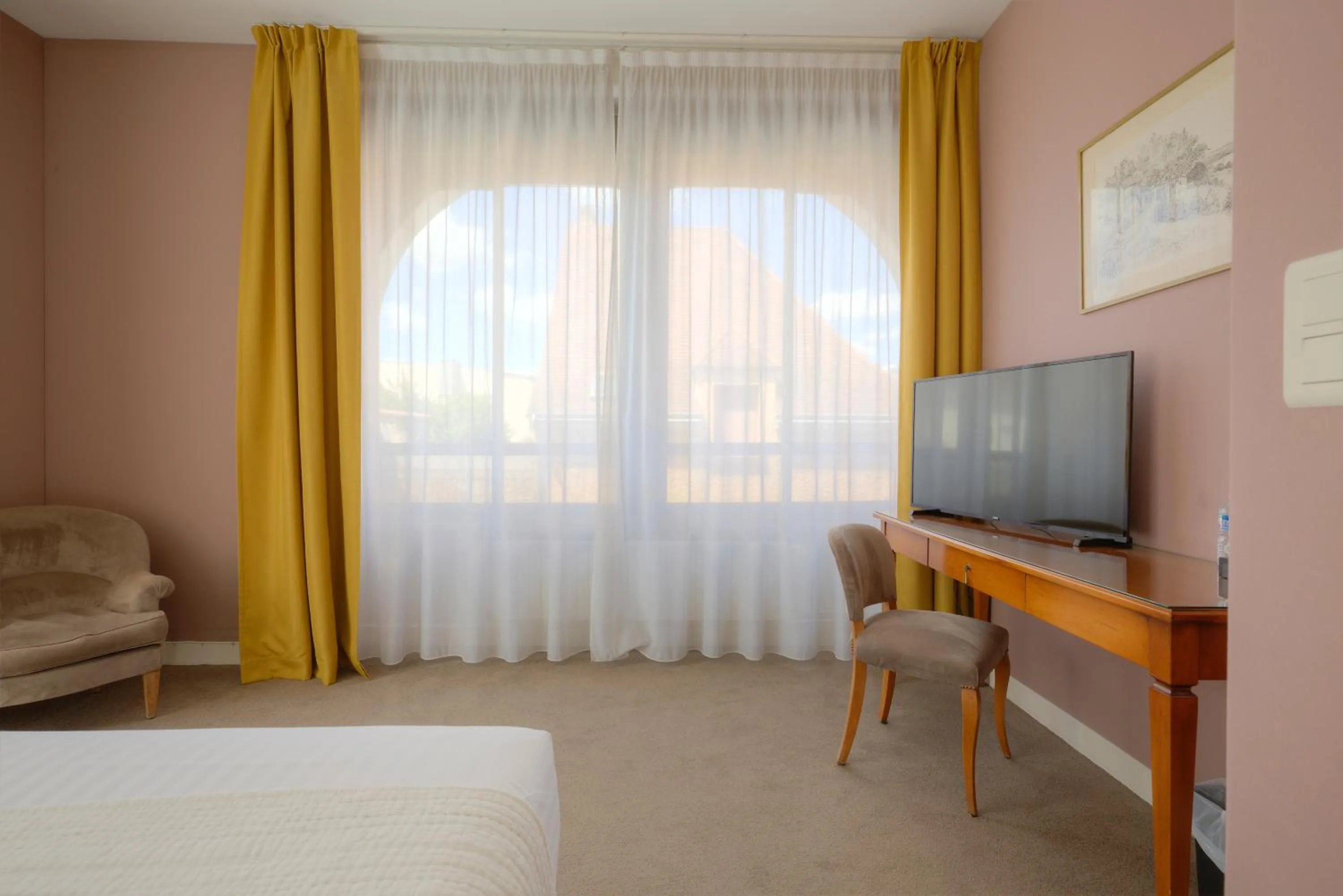 Bed in Hotel Le Renoir