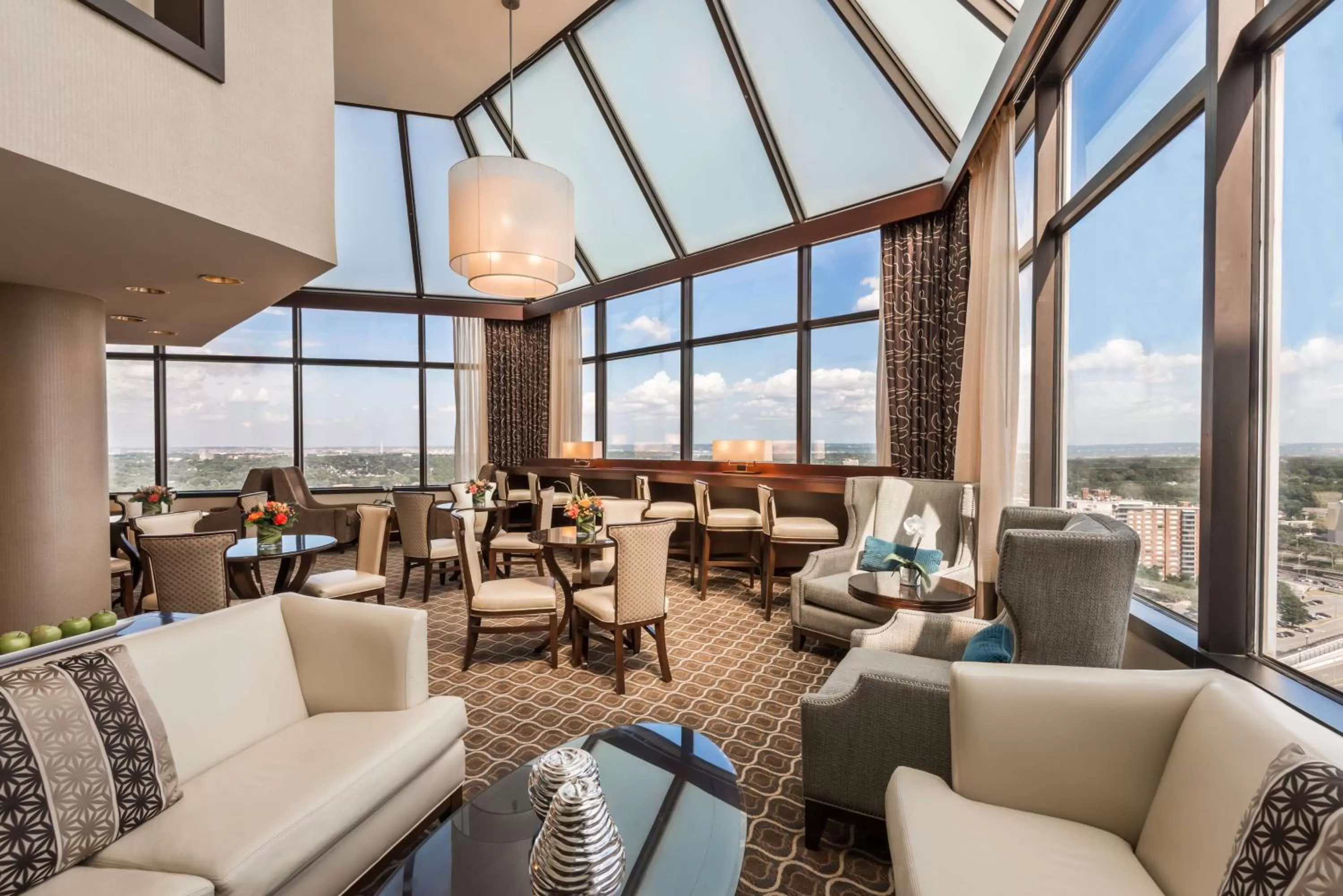 Lounge or bar in Hilton Alexandria Mark Center