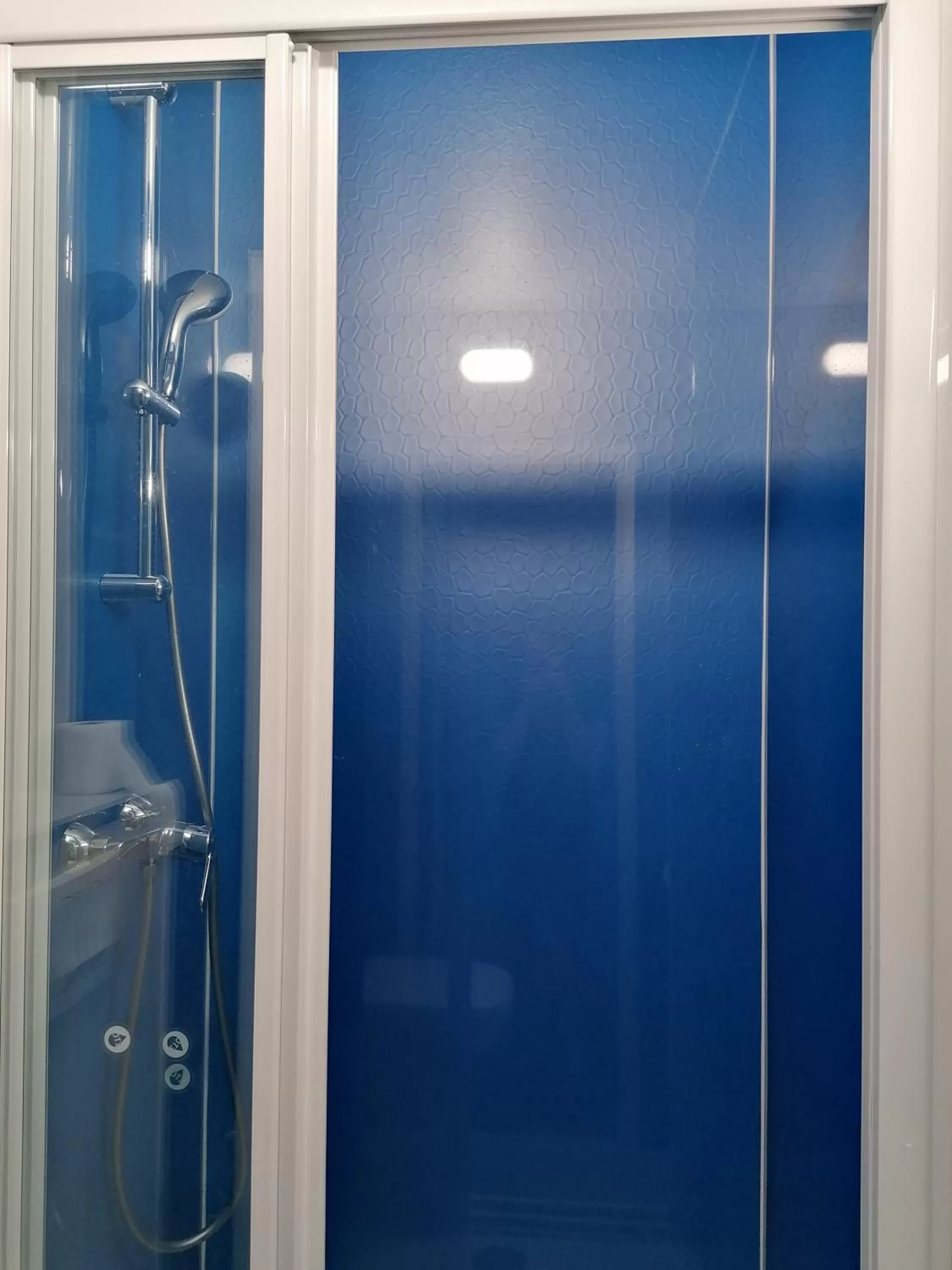 Bathroom in Kyriad Direct Martigues