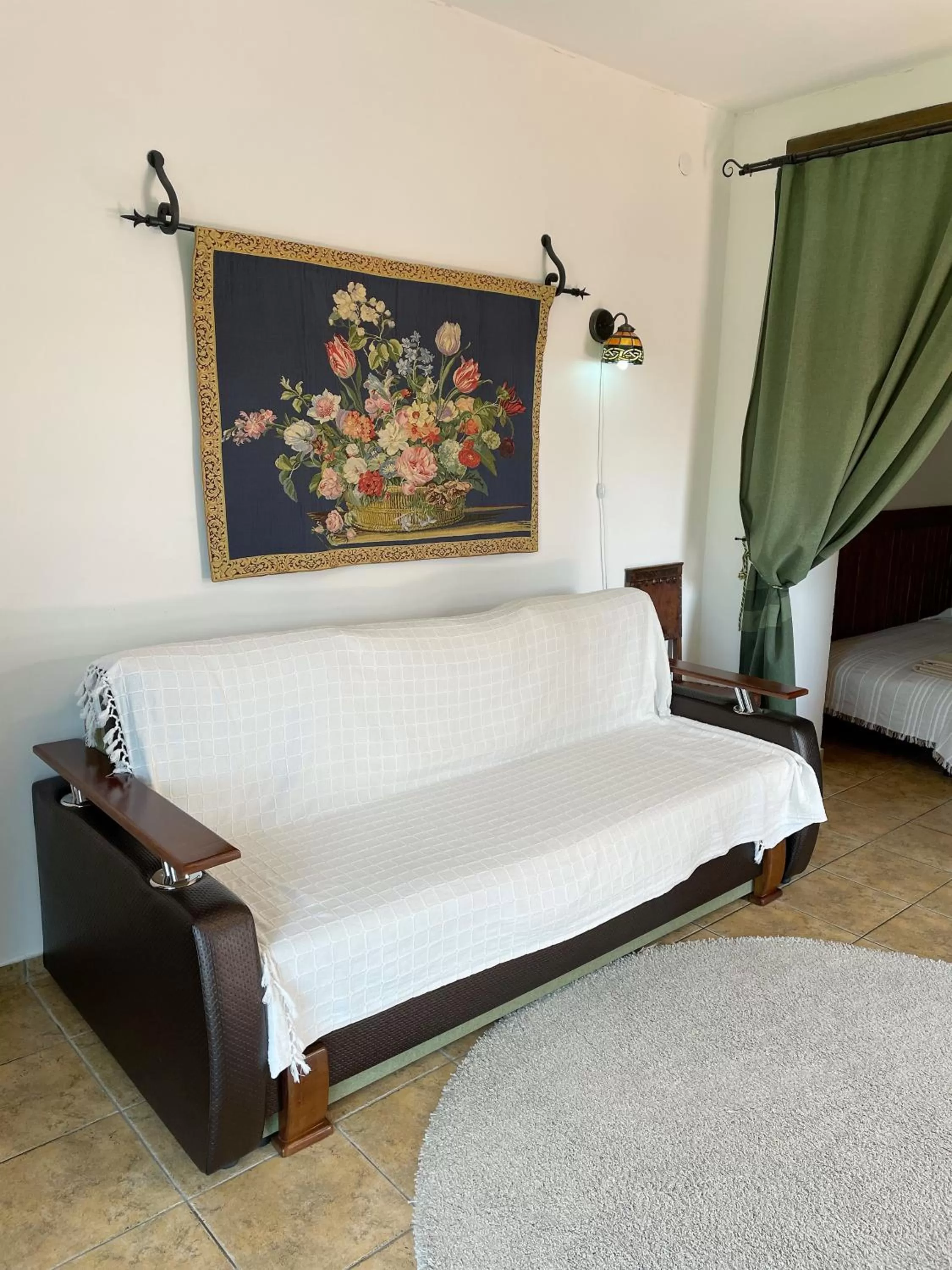 Communal lounge/ TV room, Bed in Villa Zoryany Dvir