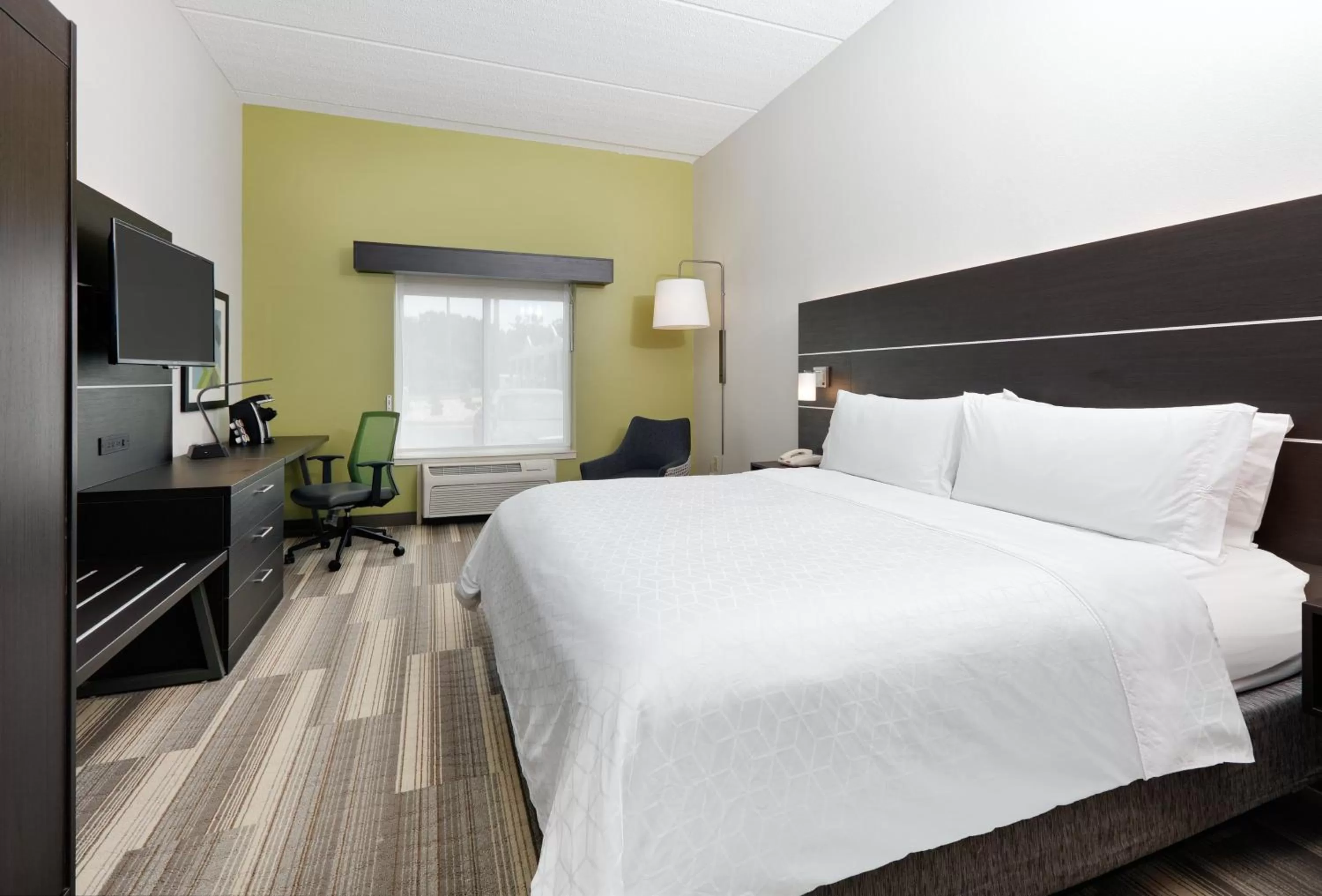 Photo of the whole room, Bed in Holiday Inn Express Hotel & Suites Dublin by IHG