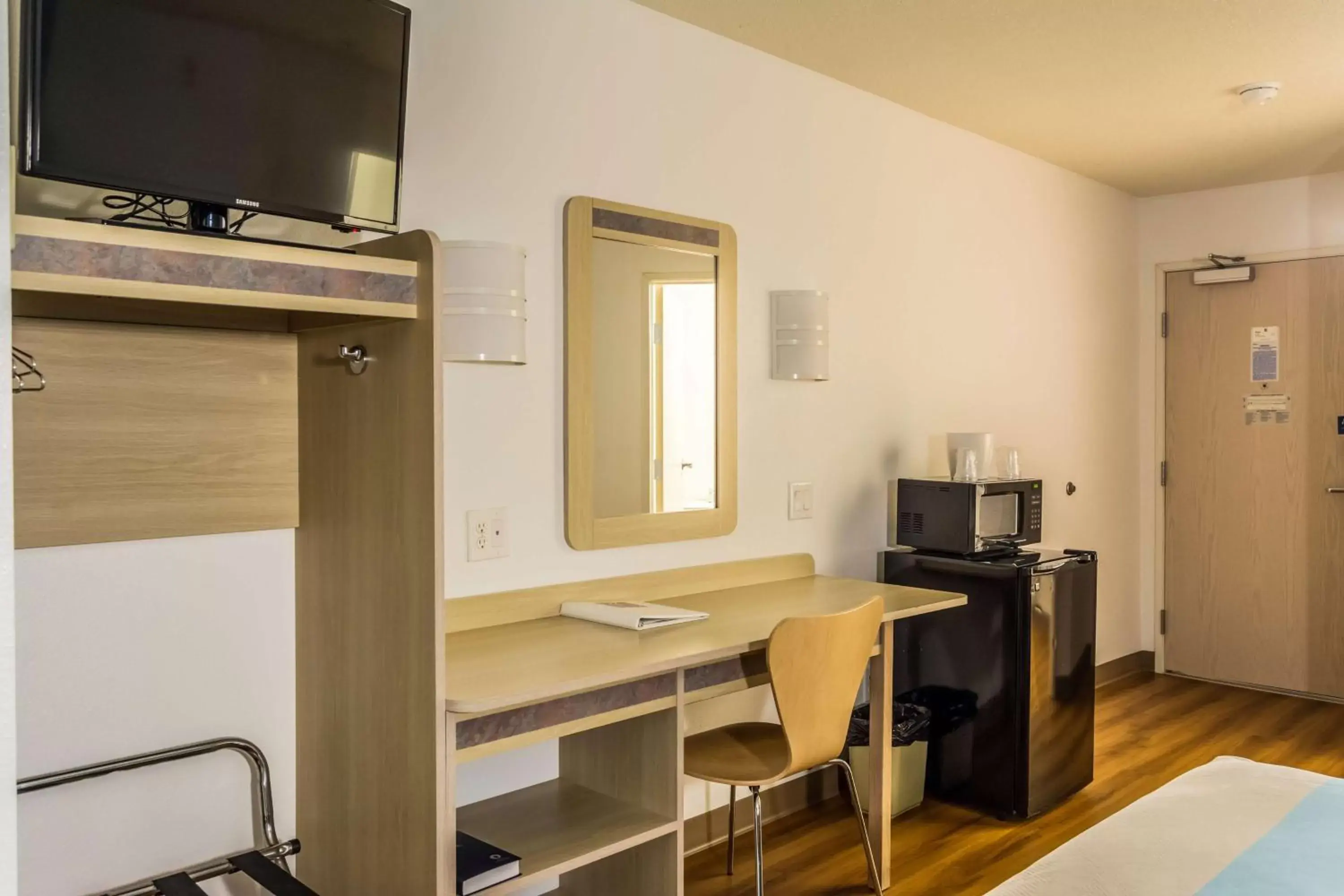 Queen Room - Disability Access - Non-Smoking in Motel 6-Lincoln City, OR Queen Room - Disability Access - Non-Smoking in Motel 6-Lincoln City, OR