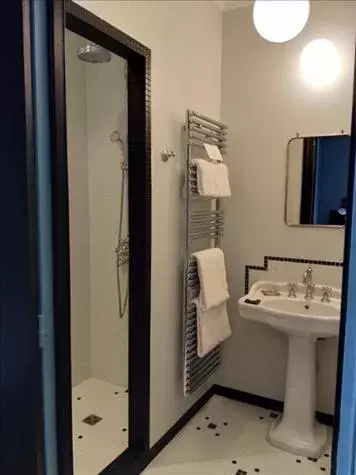 Double or Twin Room with View (main building) in Le Nessay Double or Twin Room with View (main building) in Le Nessay