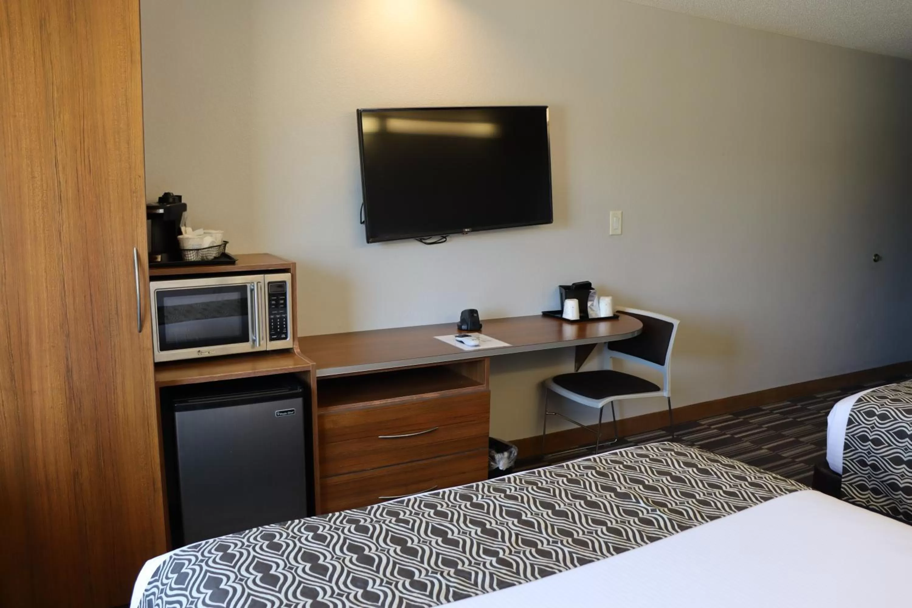 TV and multimedia, Bed in Microtel Inn & Suites by Wyndham Columbus Near Fort Moore