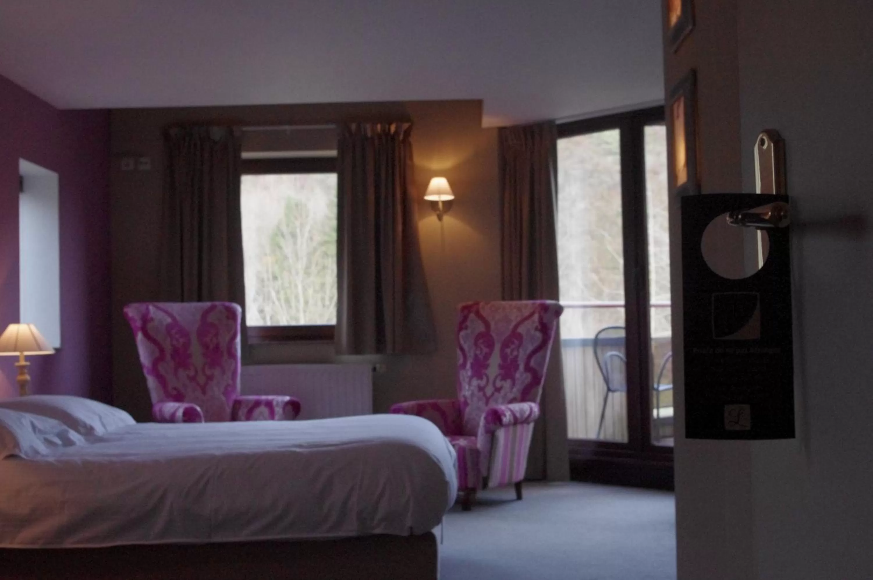 Bed in Hostellerie La Claire Fontaine, Logis hôtels & Spa