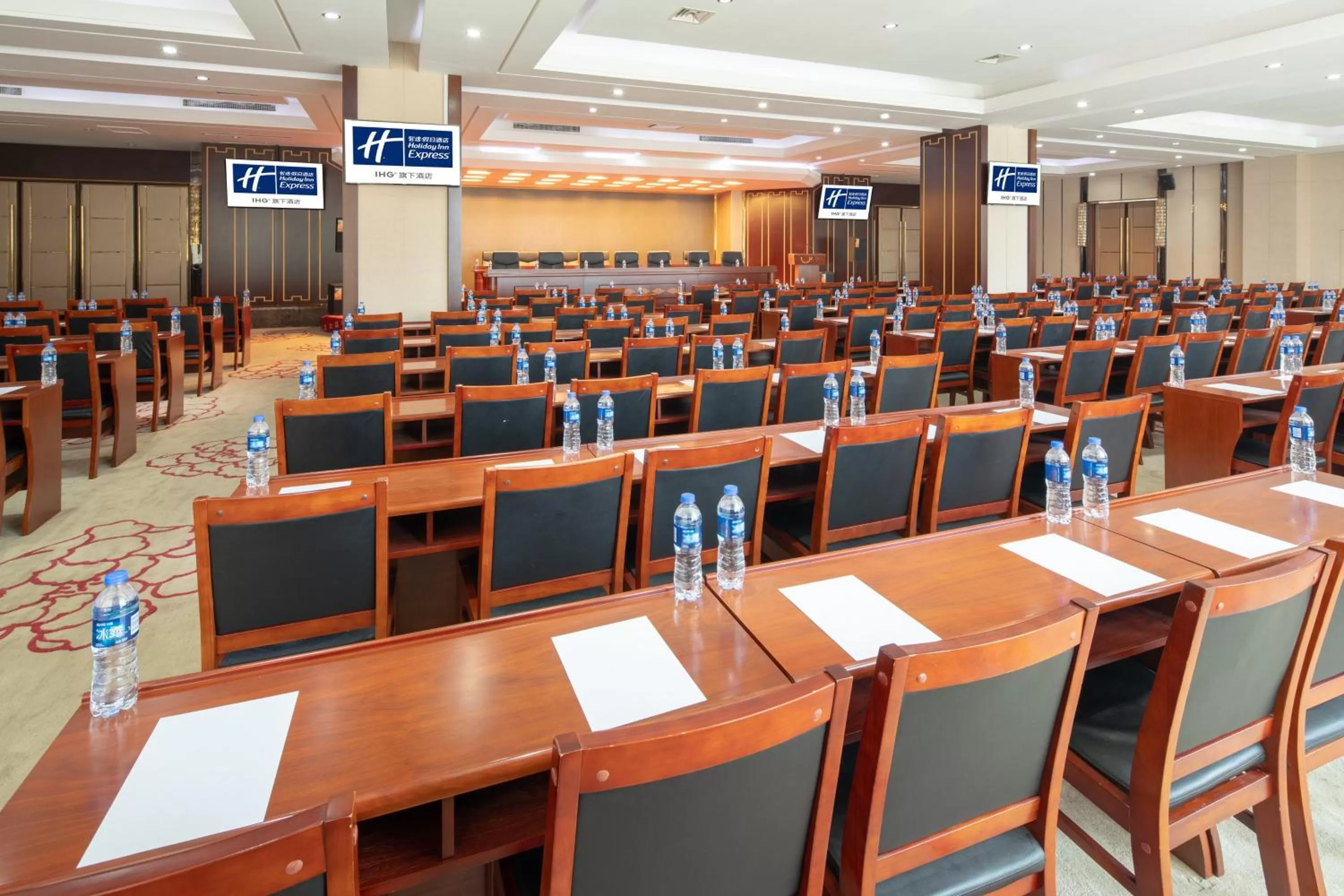 Meeting/conference room in Holiday Inn Express Luoyang City Center by IHG