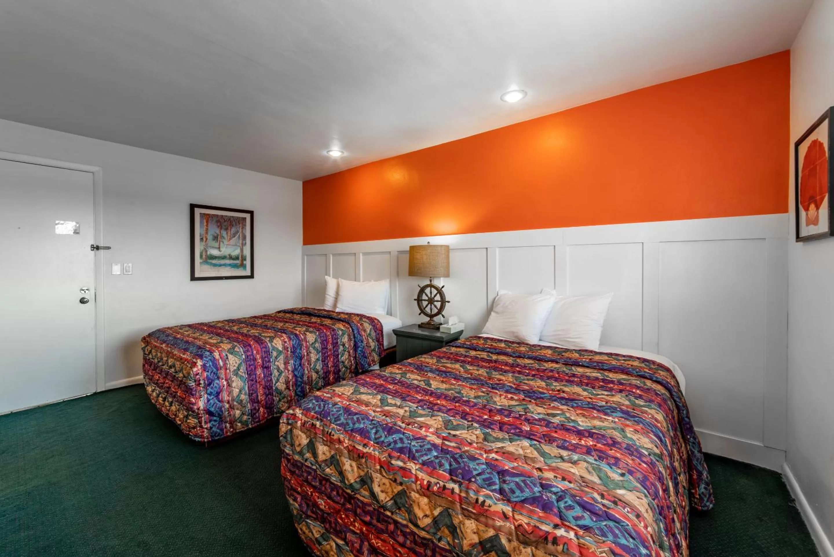 Bed in Captain's Table Hotel by Everglades Adventures