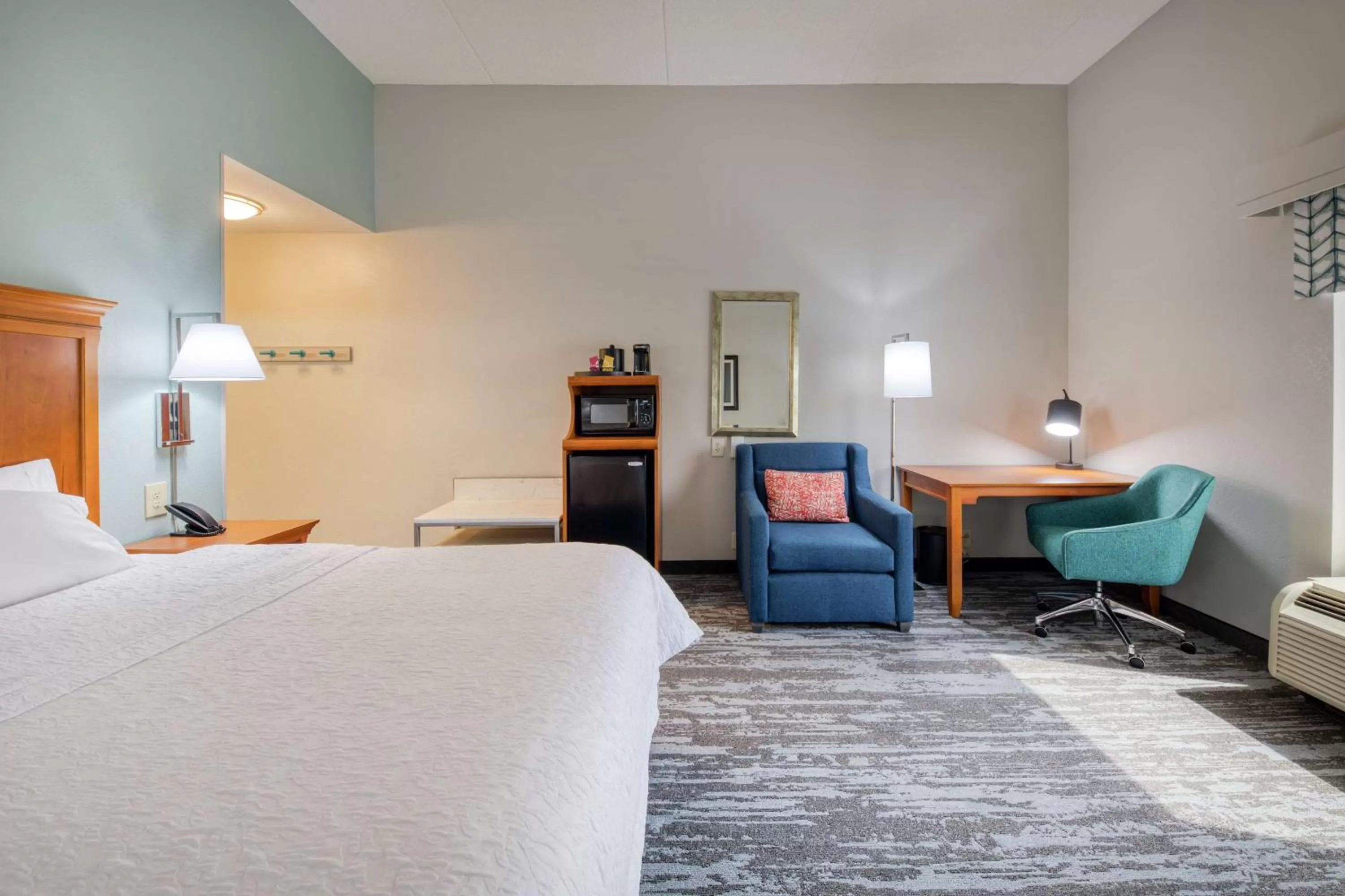 Bedroom, Bed in Hampton Inn Wilmington University Area