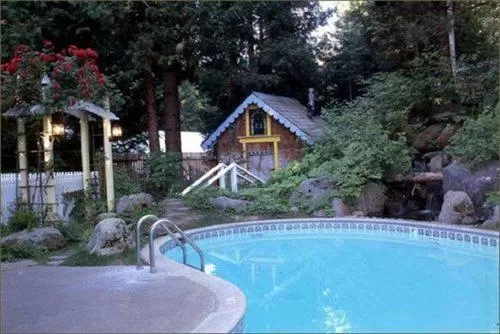 Swimming pool in Narrow Gauge Inn