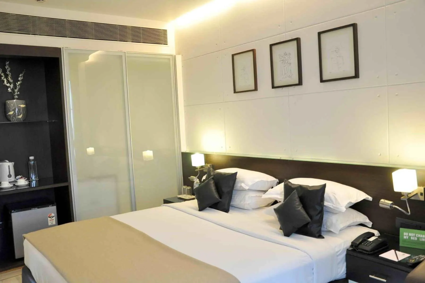 Bedroom, Bed in Comfort Inn Sunset