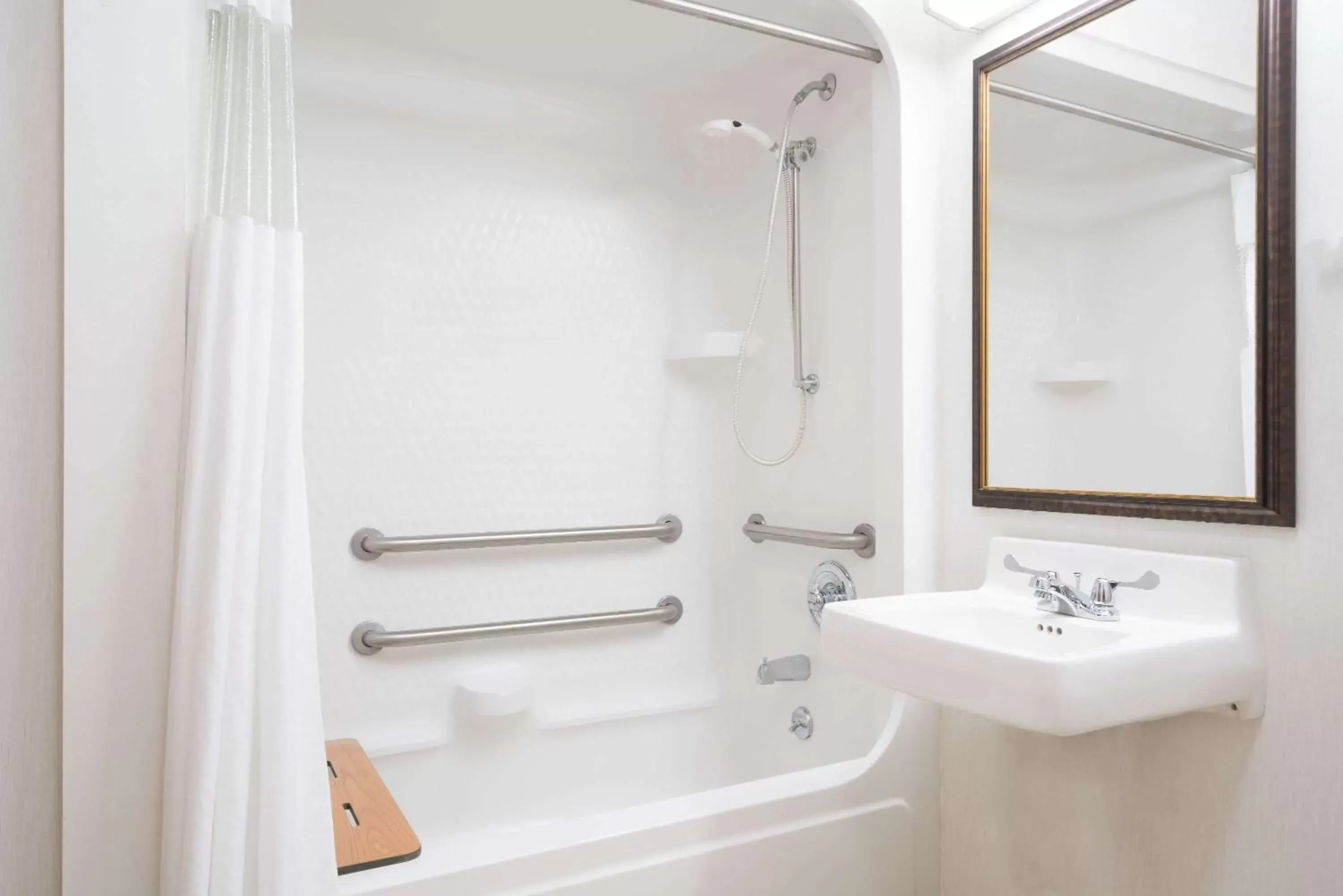 Queen Room - Disability Access/Non-Smoking in Baymont by Wyndham Marshfield Queen Room - Disability Access/Non-Smoking in Baymont by Wyndham Marshfield