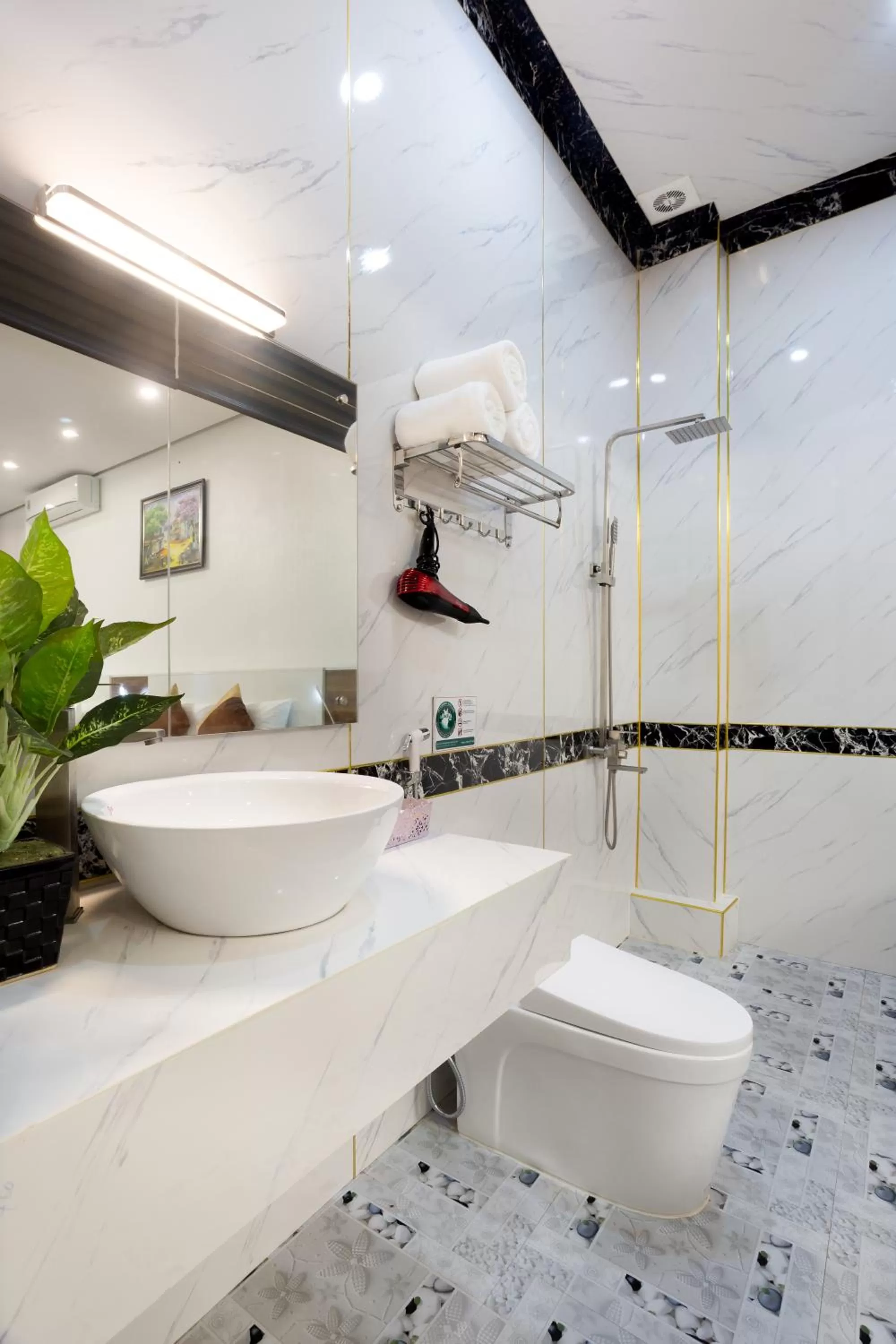 Bathroom in TAM COC SUNSHINE HOTEL