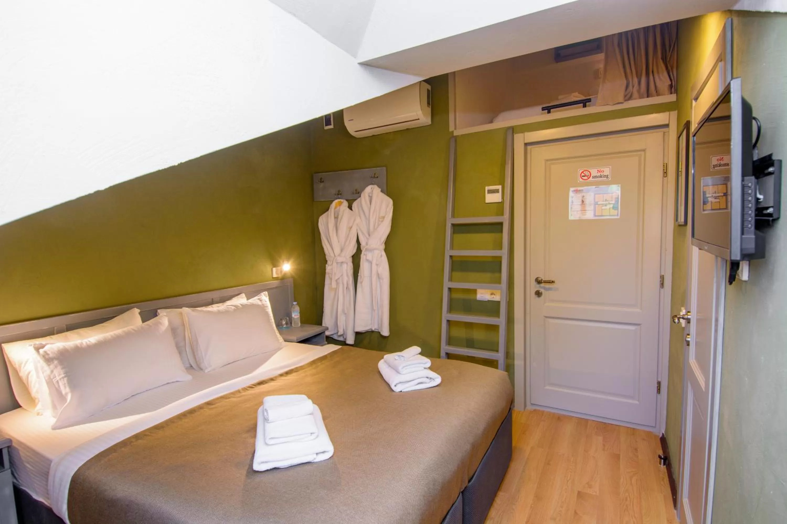 Photo of the whole room, Bed in Kindli Boutique Hotel