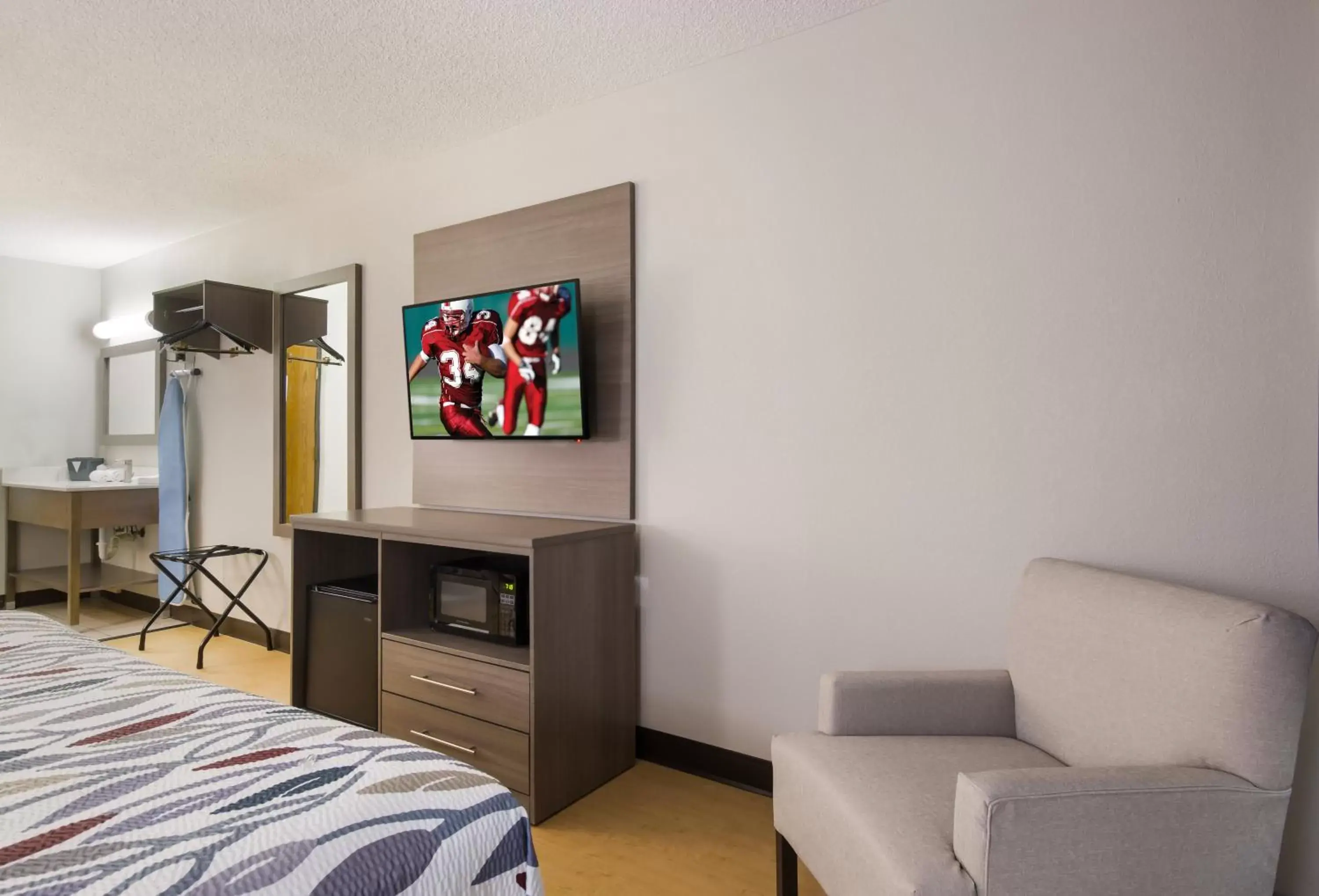 Superior King Room Non-Smoking in Red Roof Inn Lawrenceburg Superior King Room Non-Smoking in Red Roof Inn Lawrenceburg