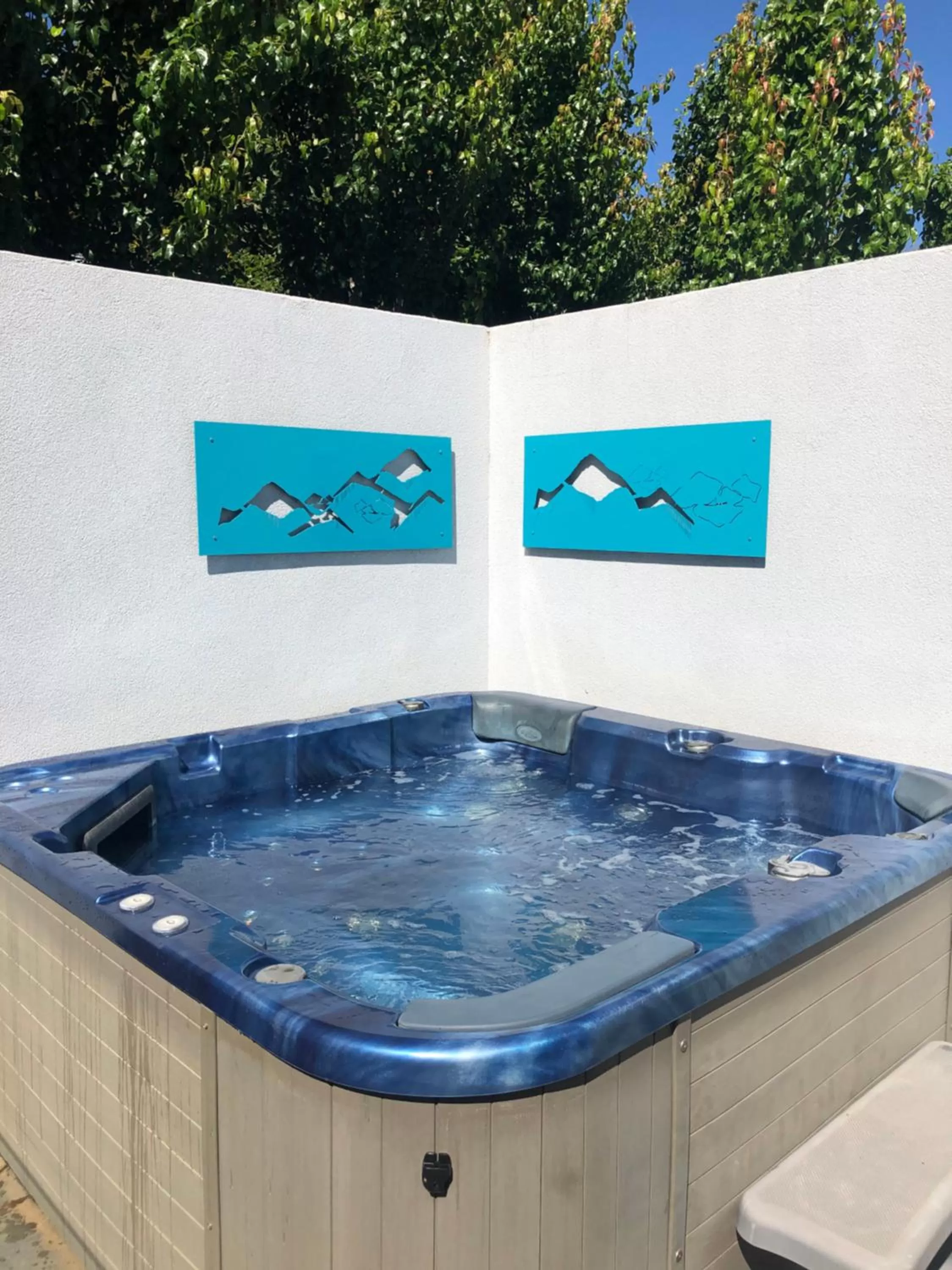 Hot Tub in Bright Colonial Motel