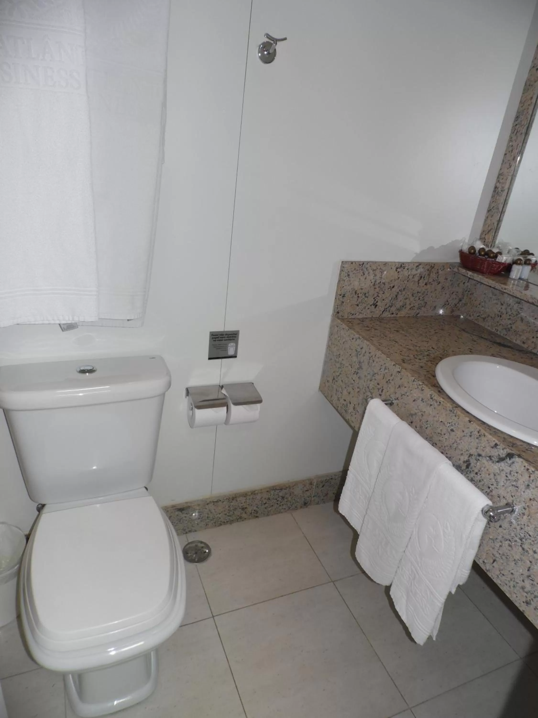Toilet in Atlântico Centro Apartments