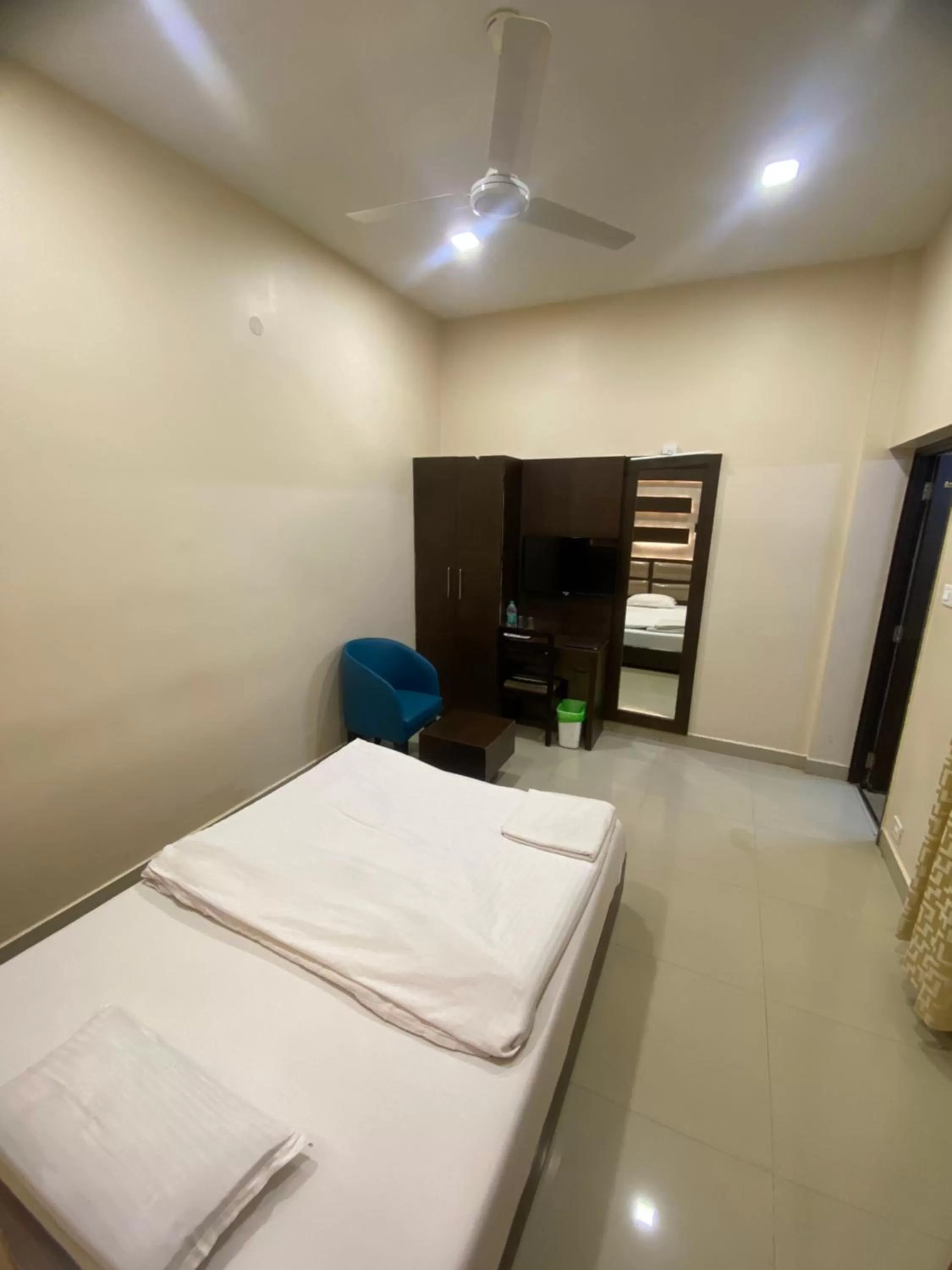 TV and multimedia, Bed in Greens Suite - Business Class Hotel - Opposite Ripon Building