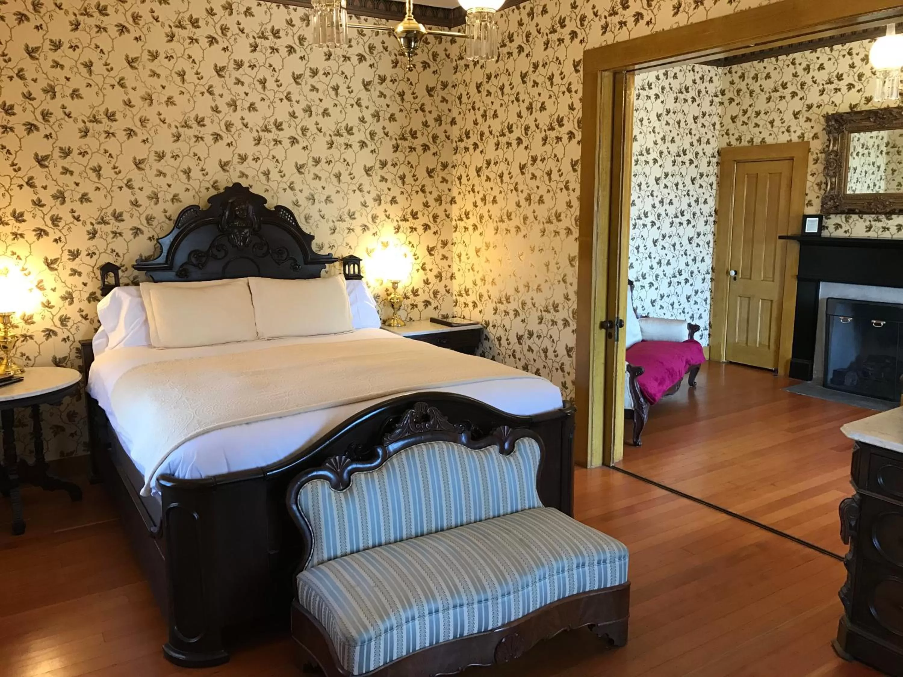 Bedroom, Bed in Cosmopolitan Hotel