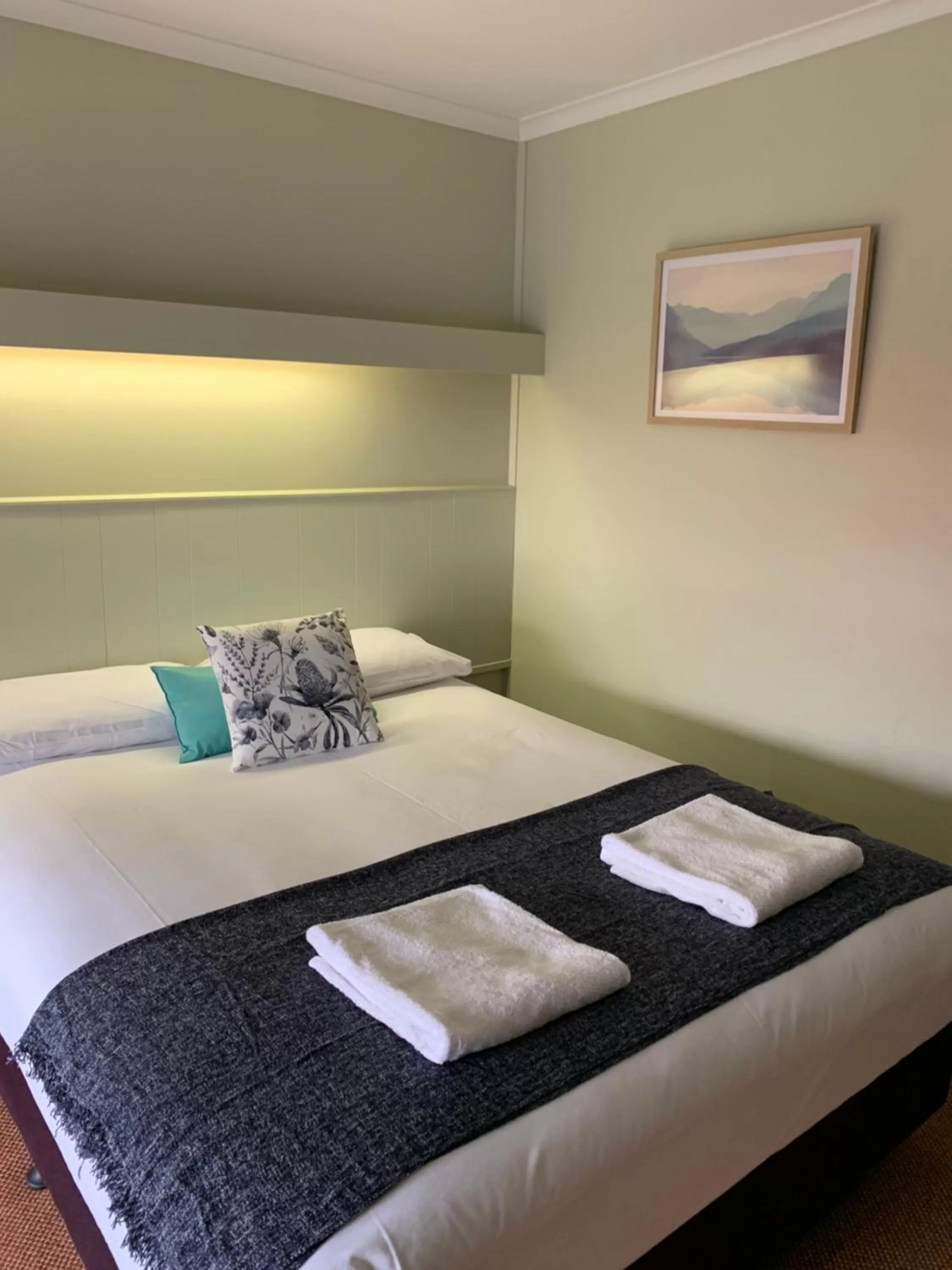 Bed in Finley Country Club Hotel Motel