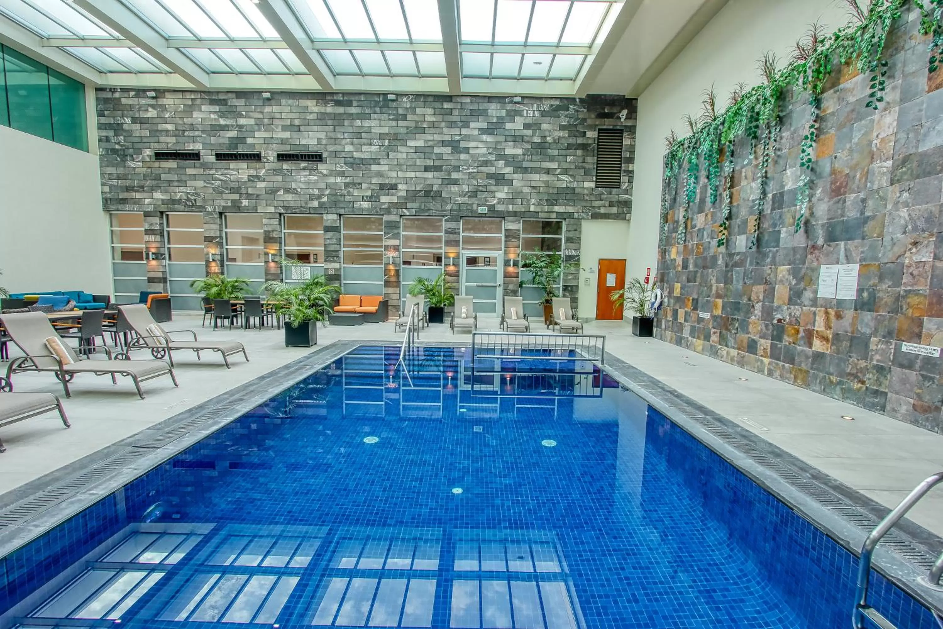 Swimming pool in Holiday Inn & Suites Plaza Mayor by IHG