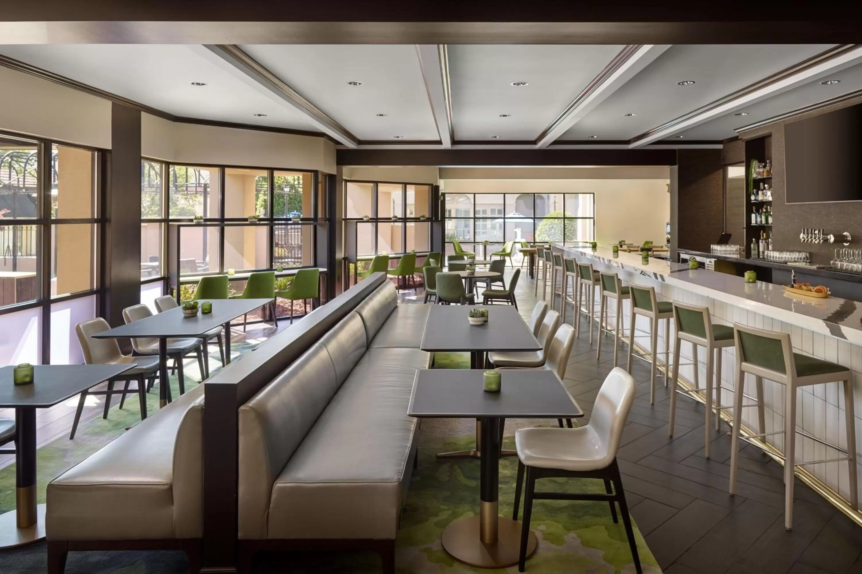 Lounge or bar in Charlotte Marriott SouthPark