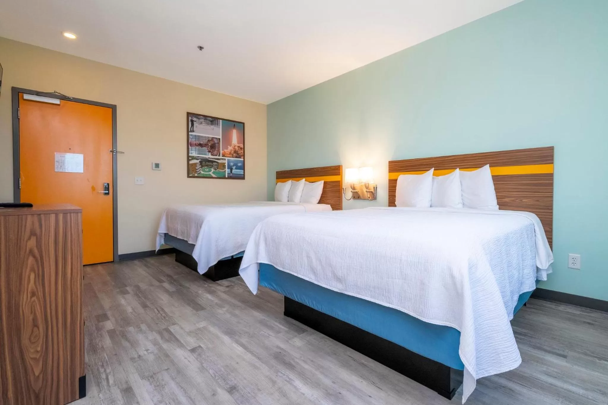 Photo of the whole room, Bed in SPOT X Hotel Orlando Intl Dr by The Red Collection