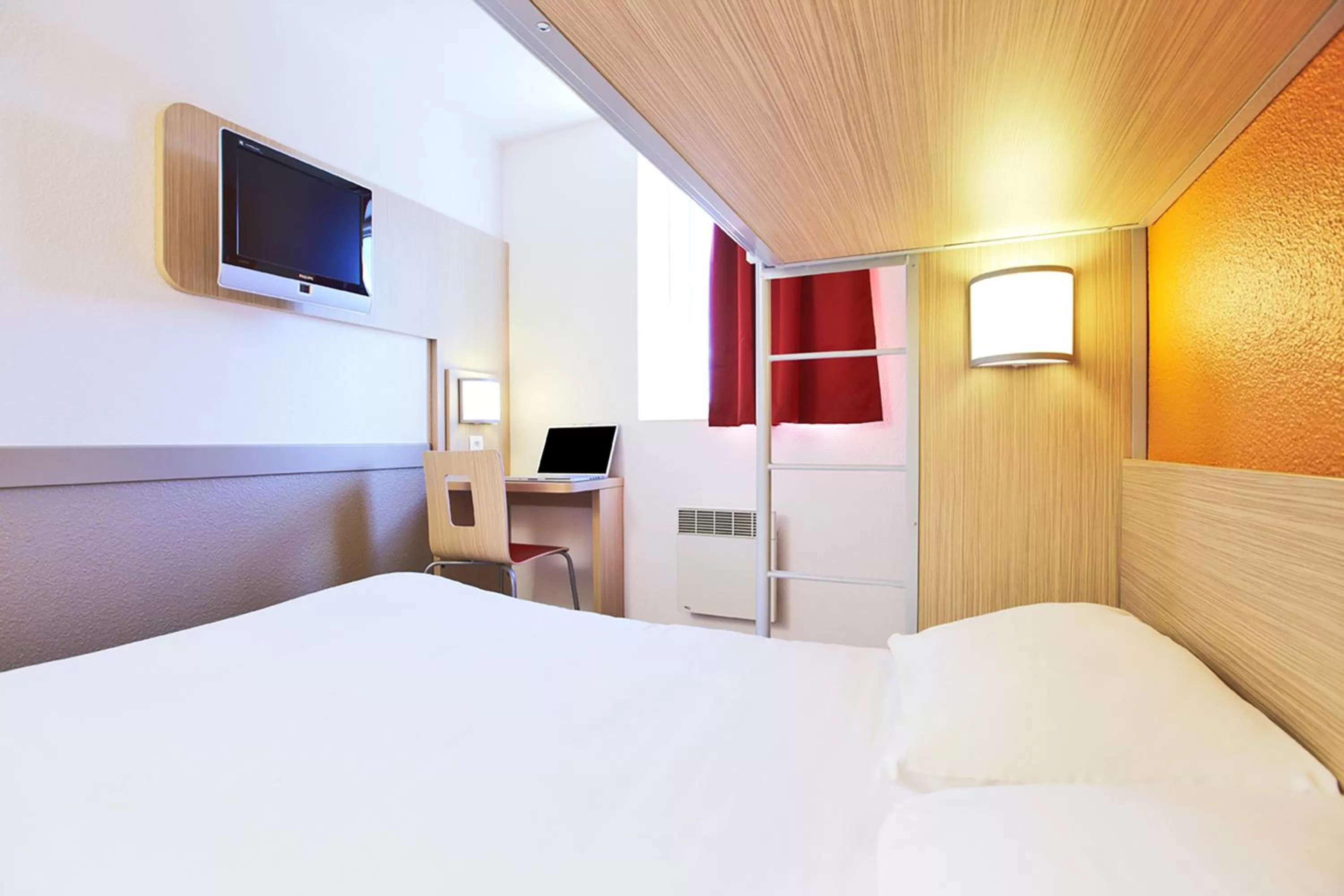 Triple Room (1 double bed +1 single bed) in Première Classe Roissy Survilliers Saint Witz