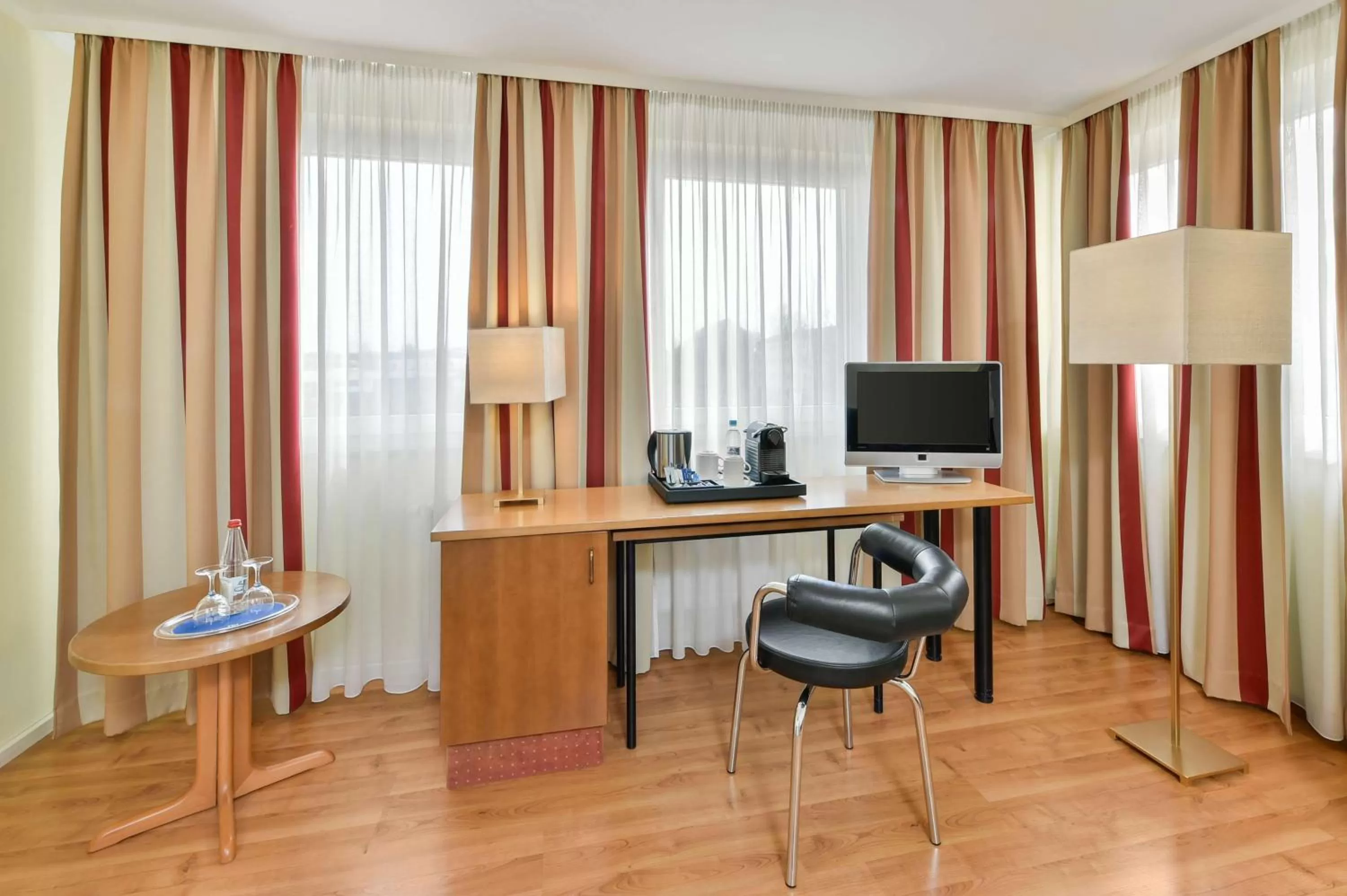 Photo of the whole room, TV/Entertainment Center in NH München City Süd