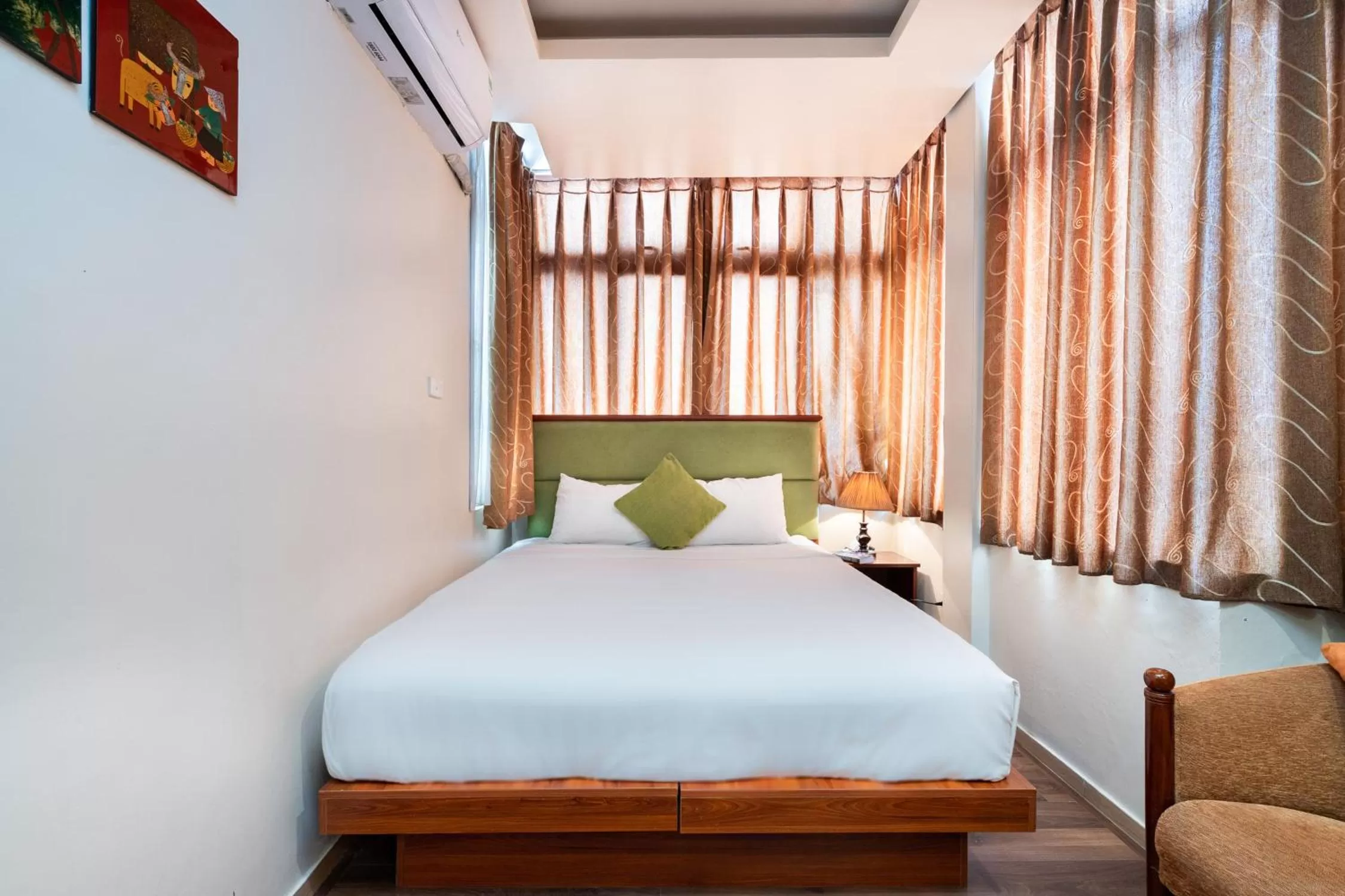 Bedroom, Bed in Artisan Lakeview Hotel