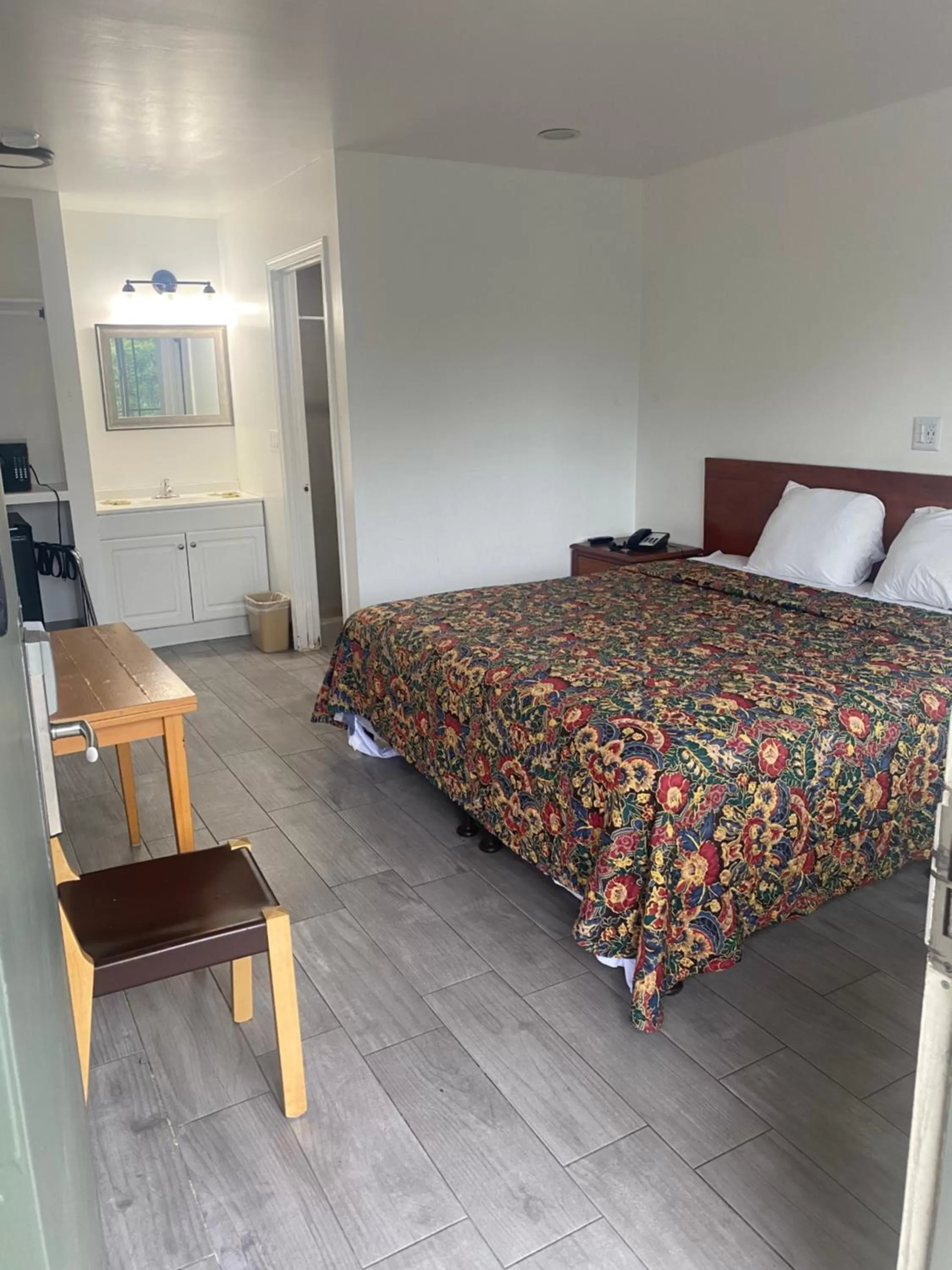 Bed in Americas Best Value Inn Thousand Oaks